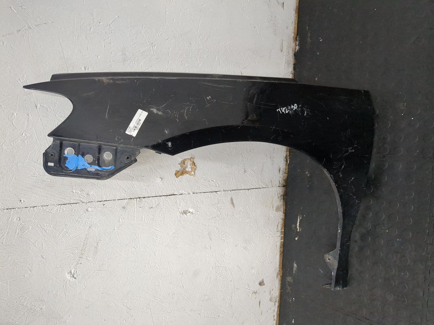 Крыло переднее левое