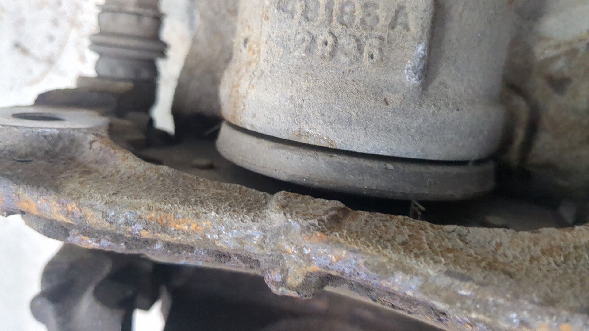 Суппорт передний левый