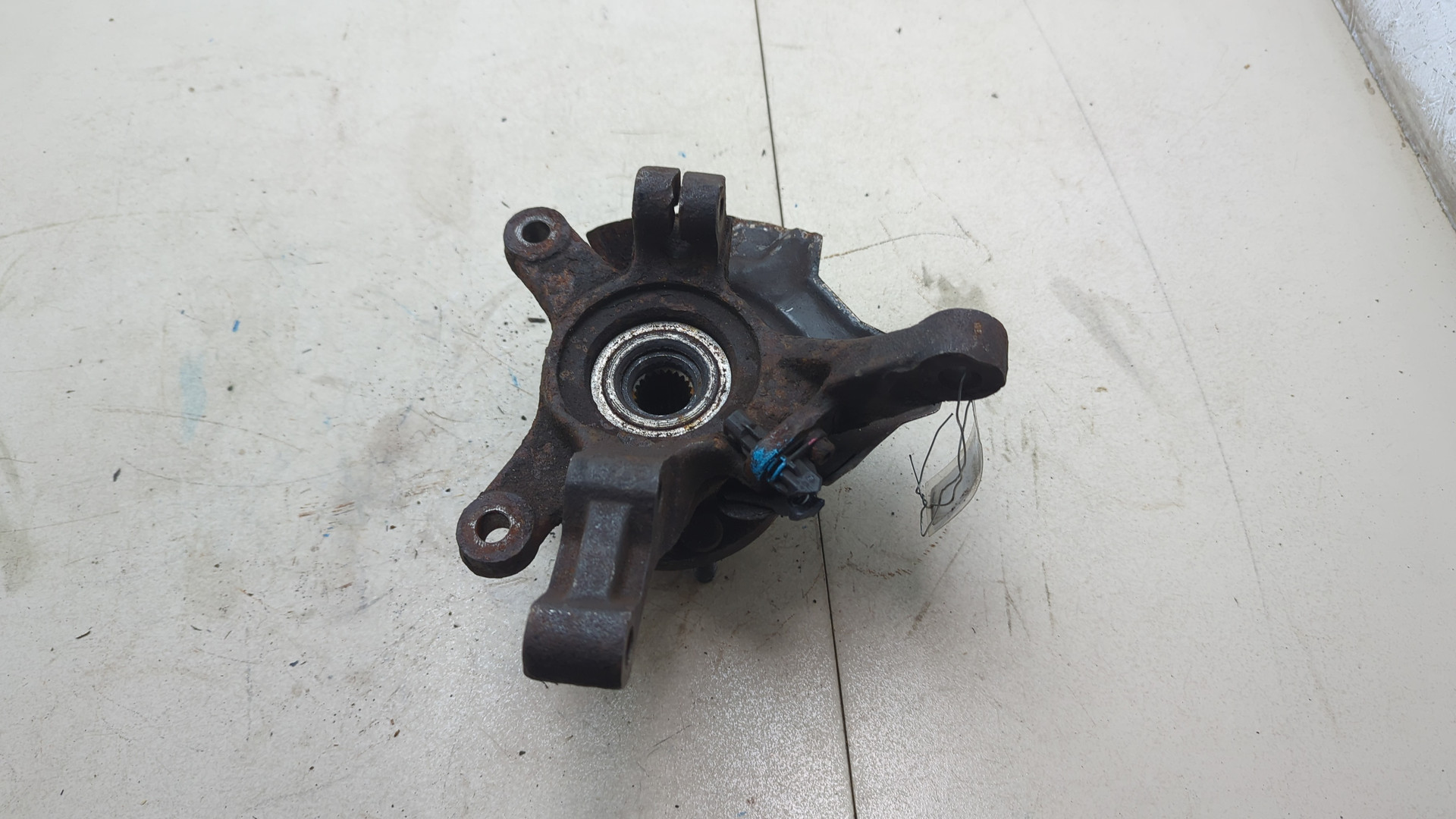 Кулак поворотный передний левый