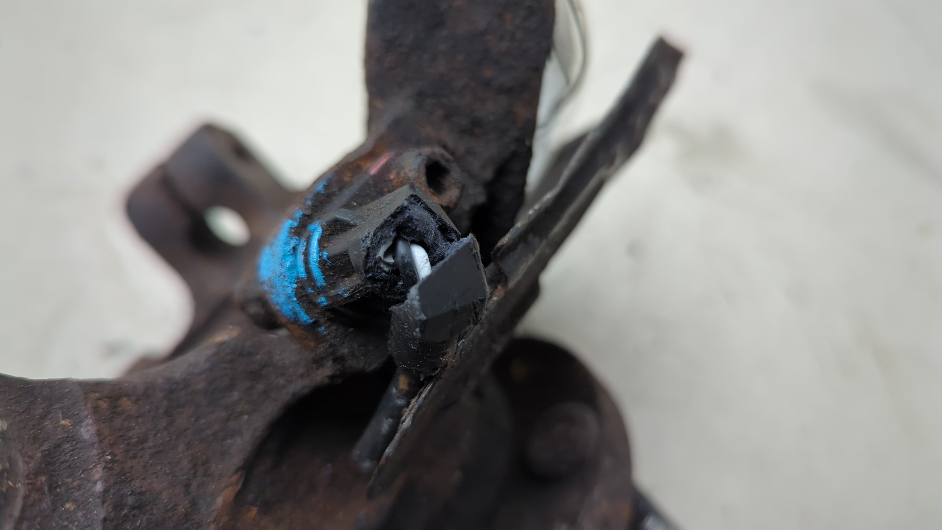 Кулак поворотный передний левый