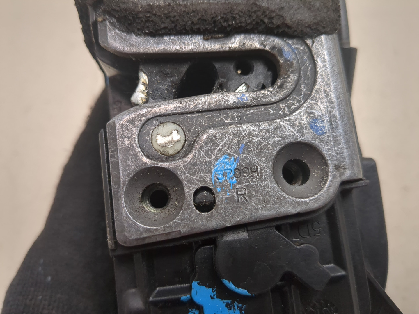 Замок двери передней правой