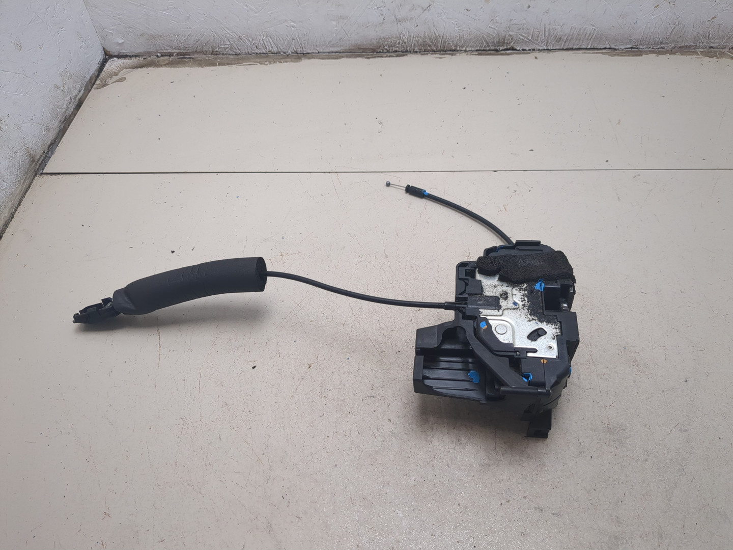 Замок двери передней правой