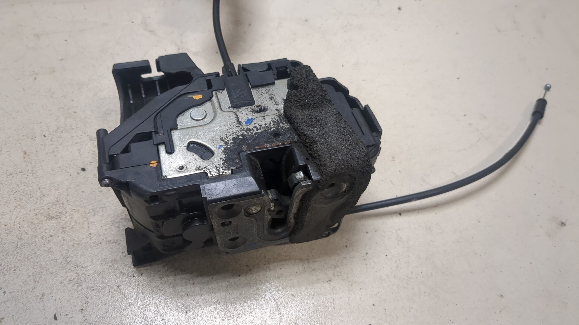 Замок двери передней правой