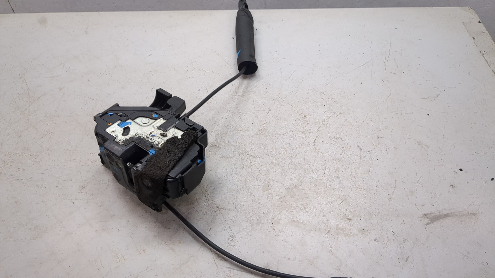 Замок двери передней правой