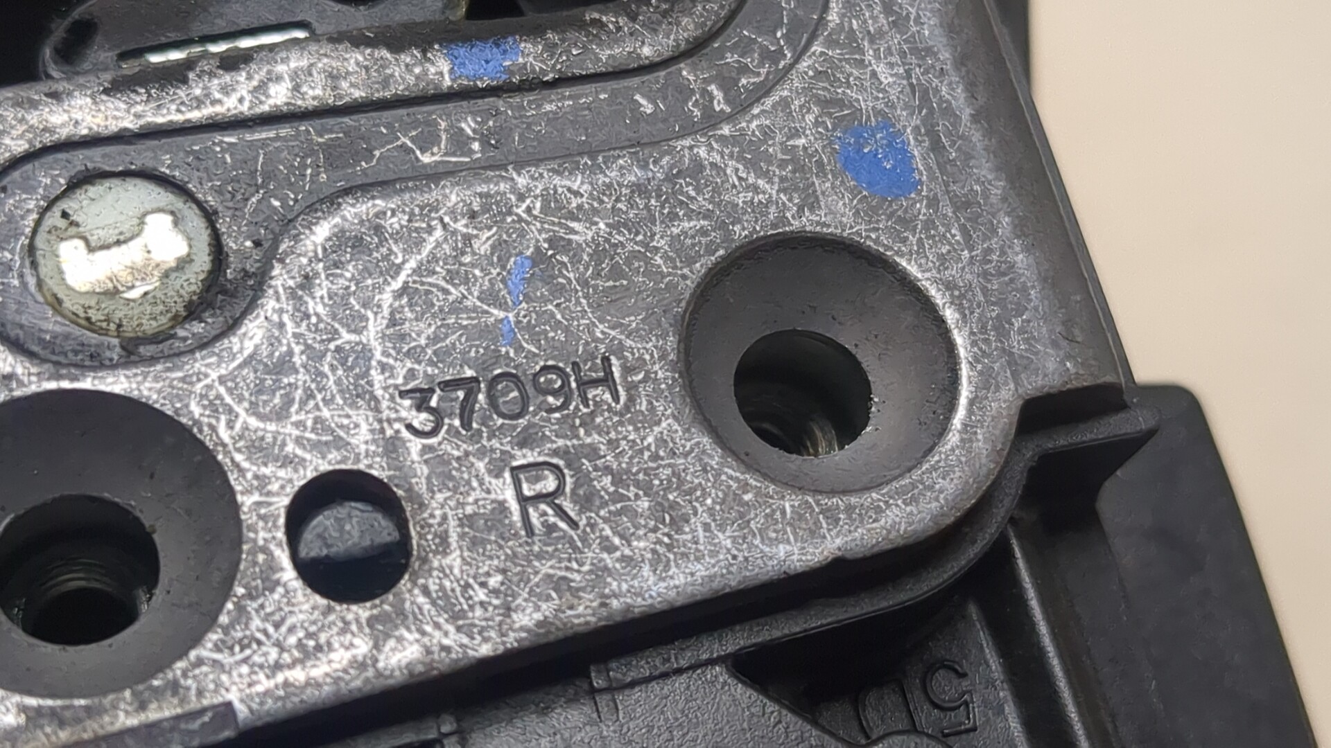 Замок двери передней правой