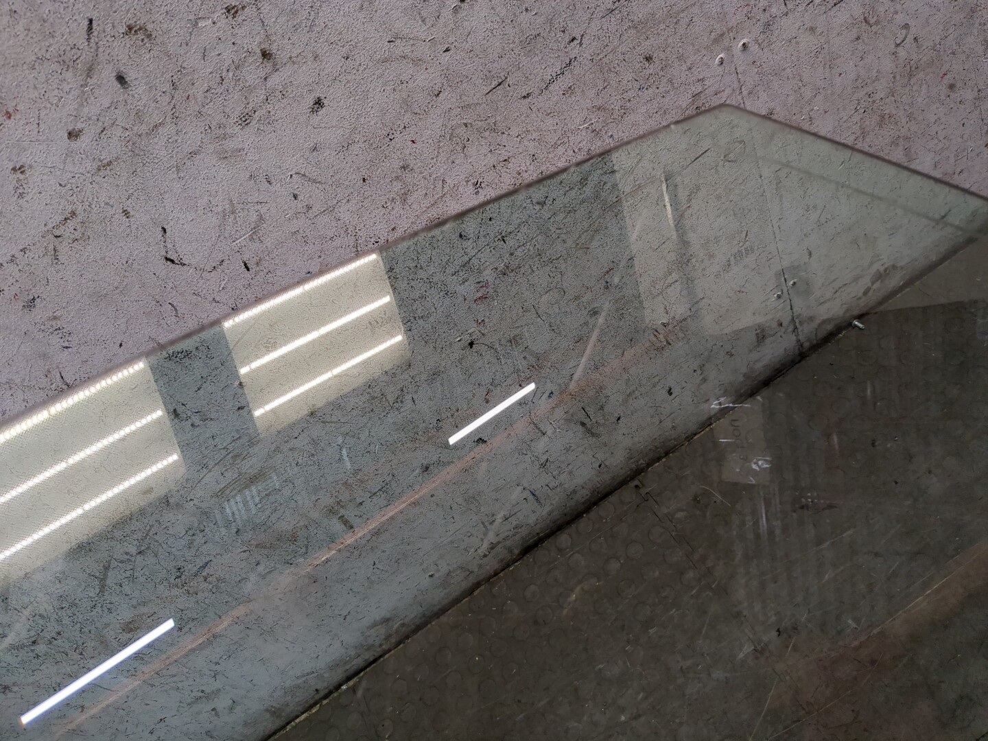 Стекло двери передней правой