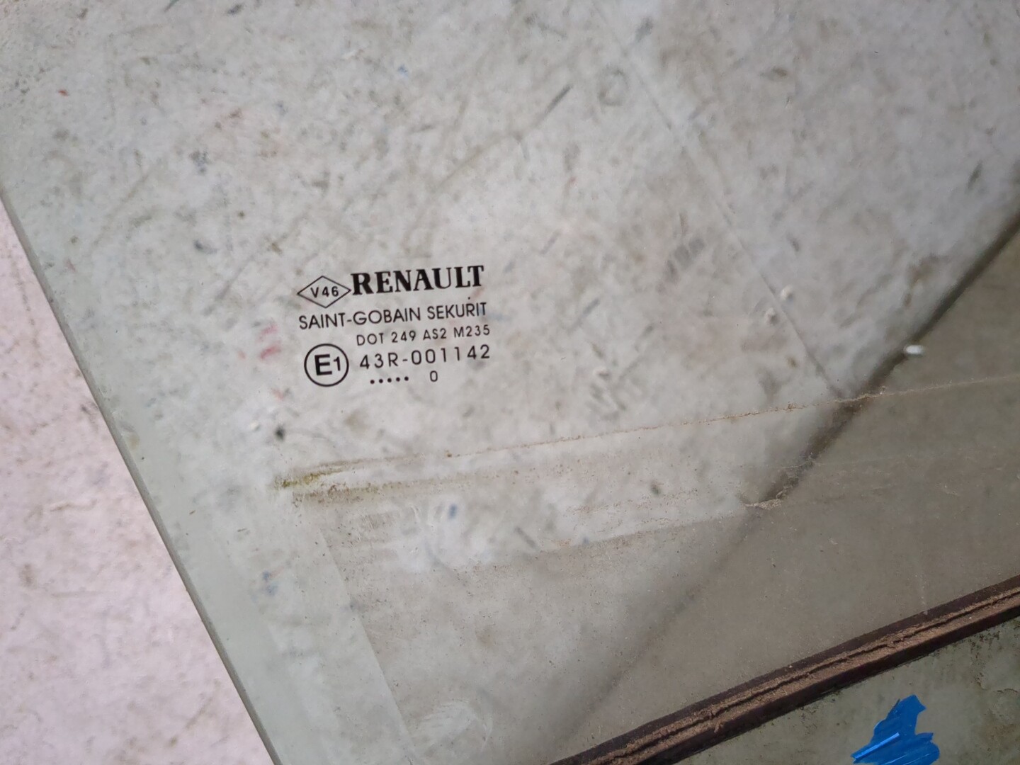 Стекло двери передней правой