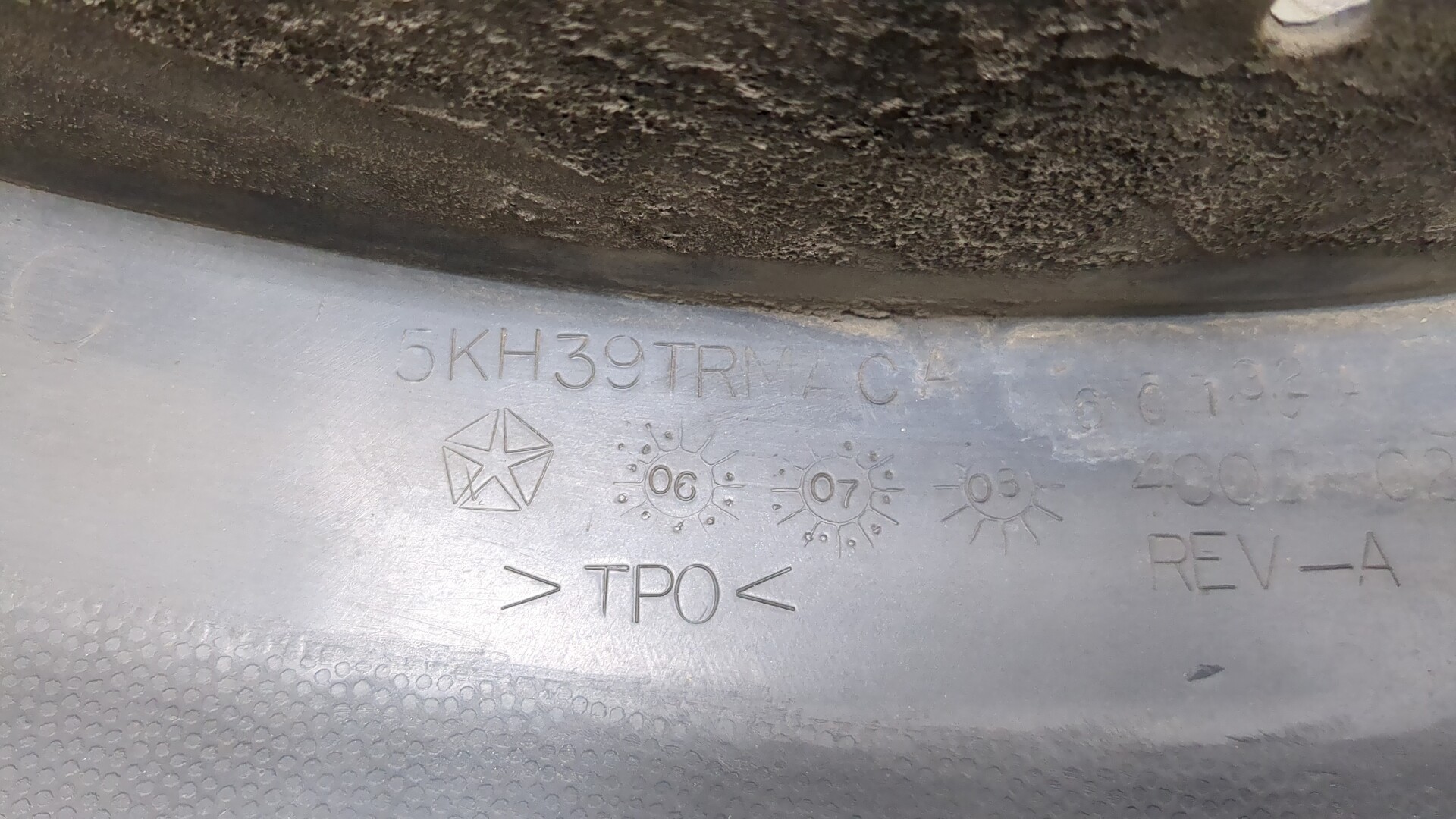 Молдинг заднего крыла правого