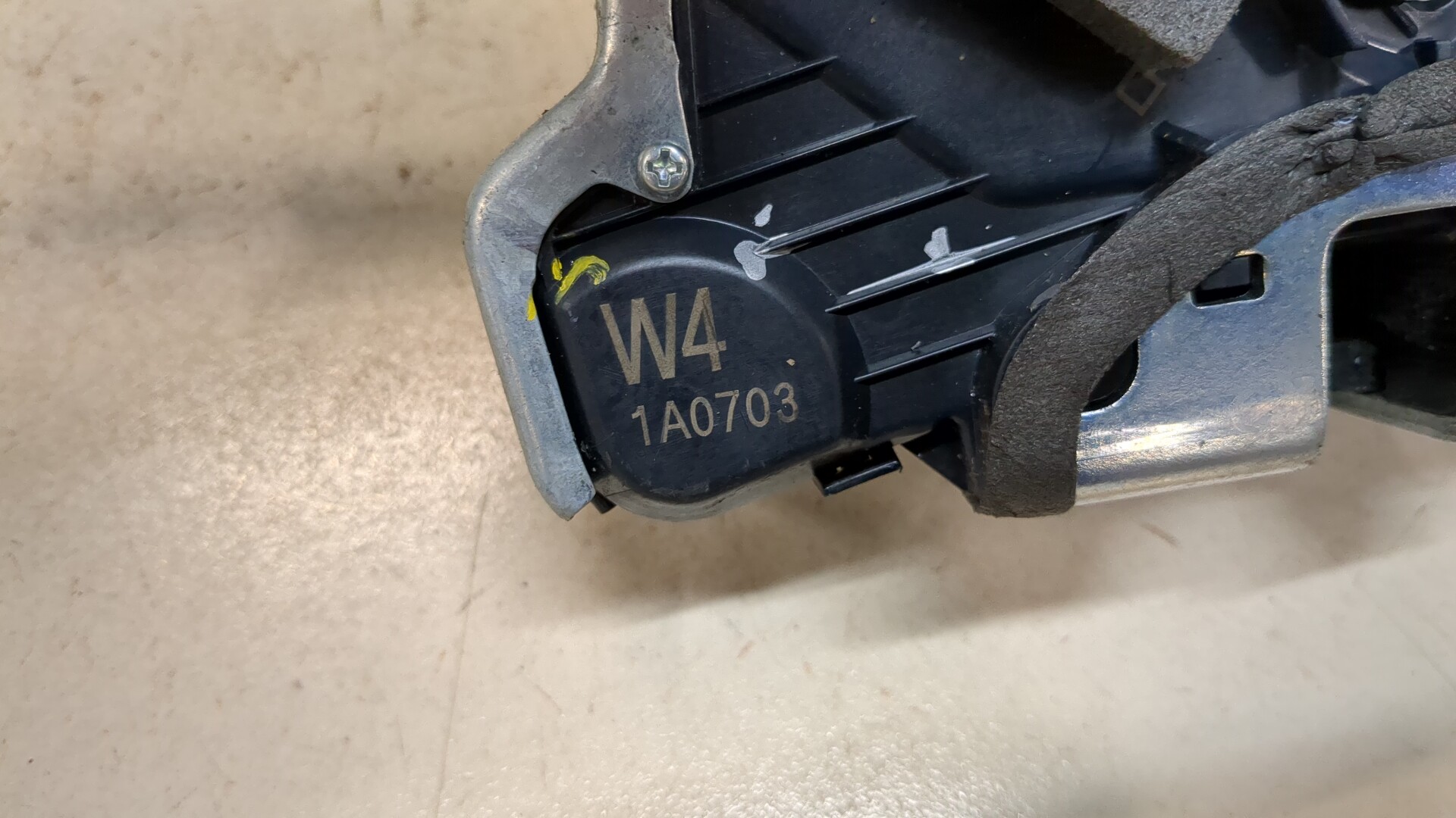 Замок двери передней левой