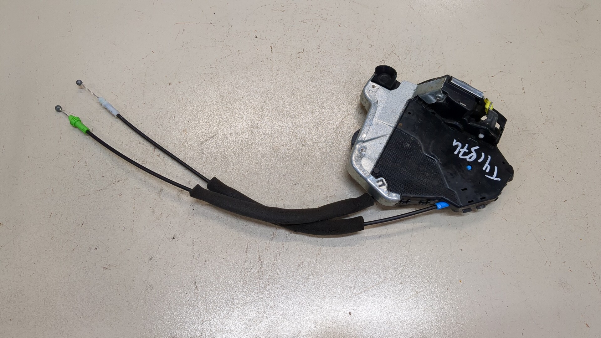 Замок двери передней левой