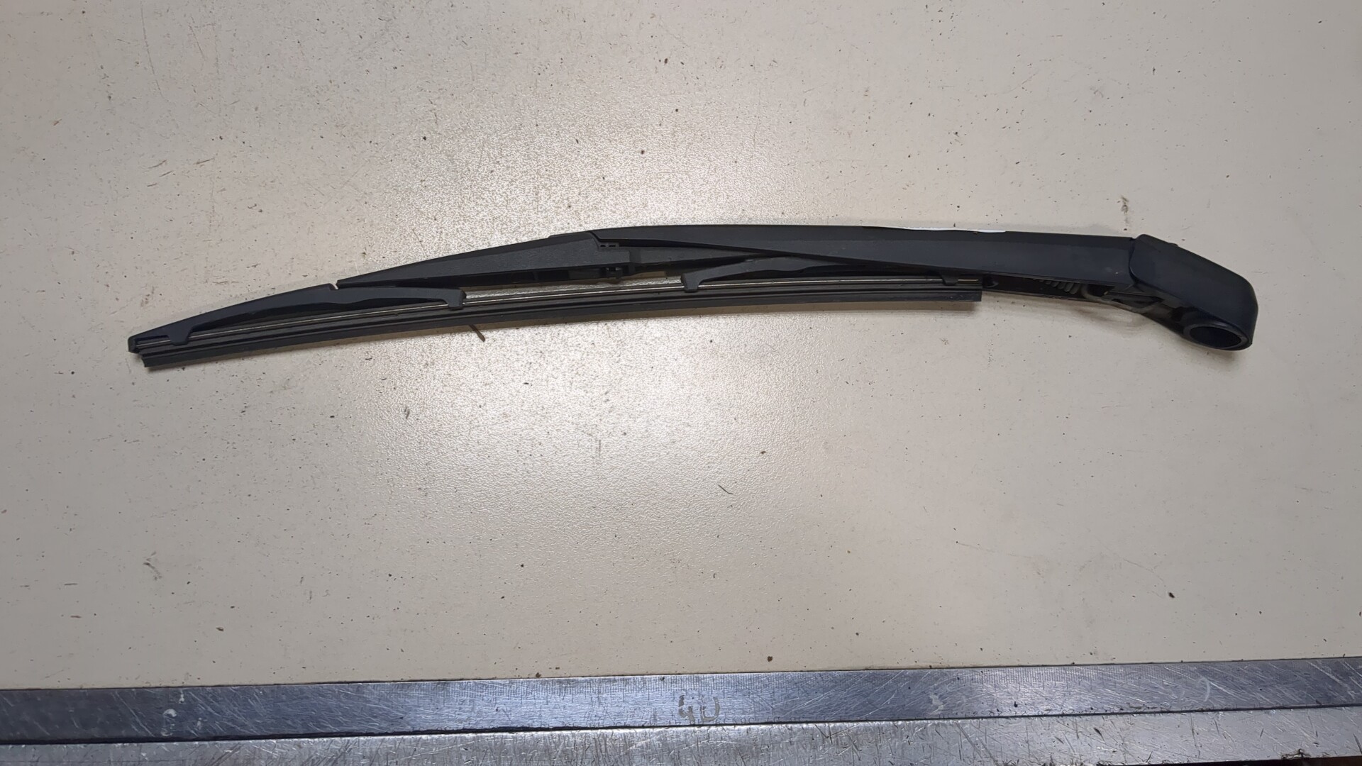 Поводок стеклоочистителя заднего