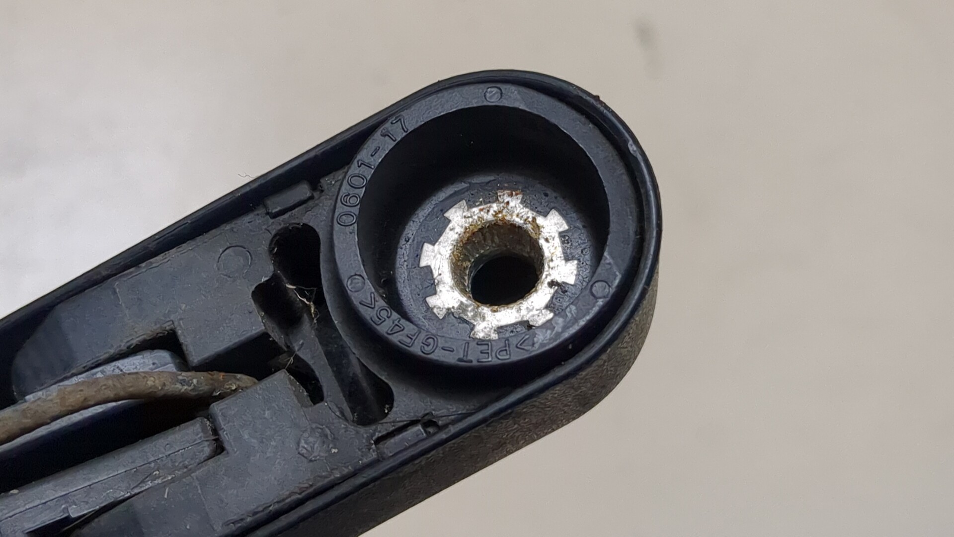 Поводок стеклоочистителя заднего