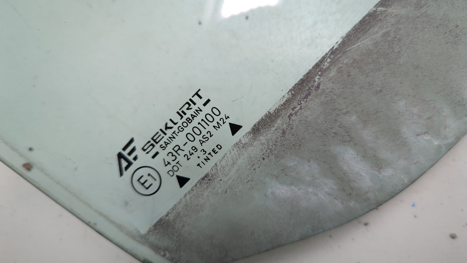 Стекло двери передней правой