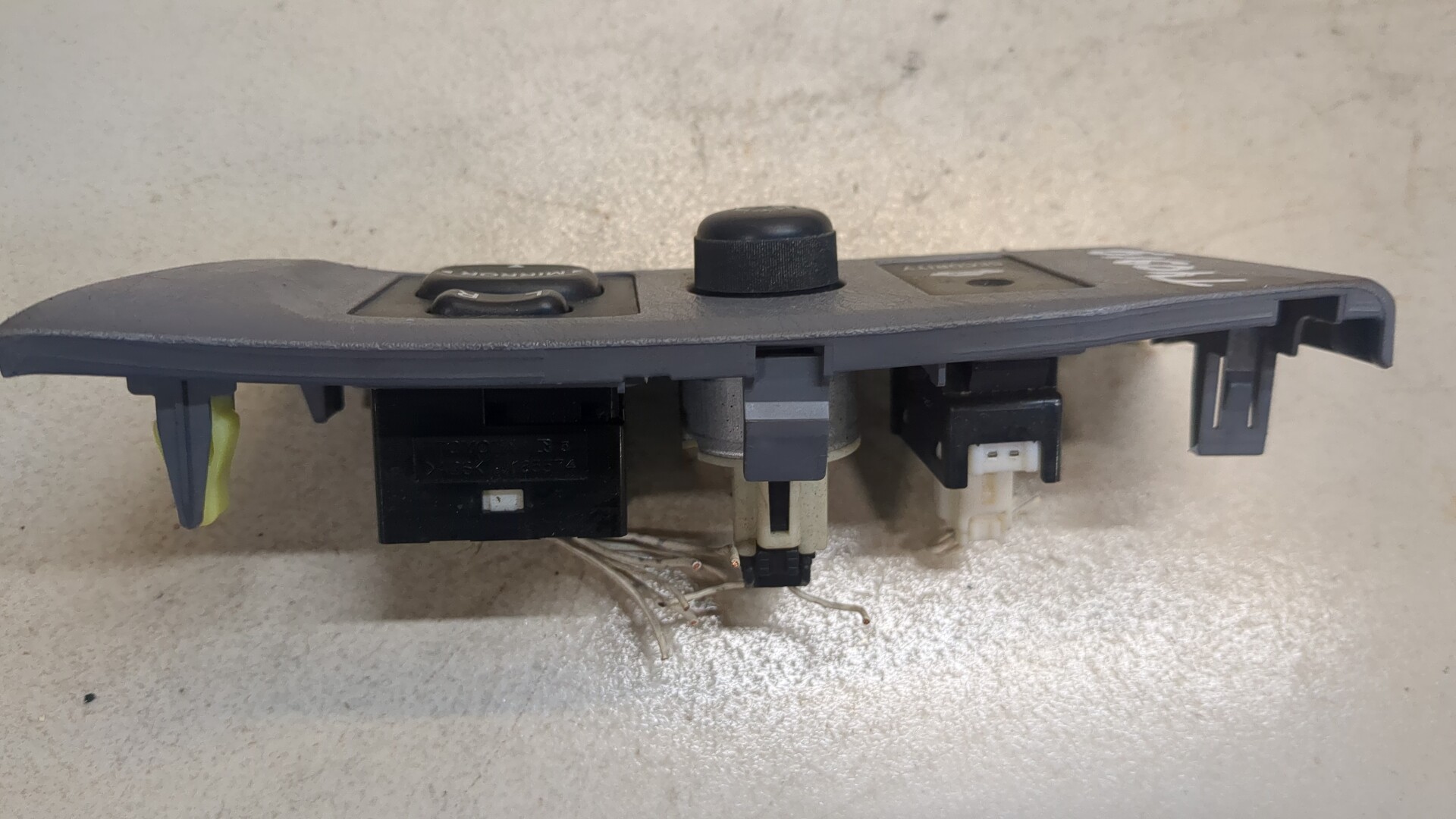 Кнопка регулировки зеркала