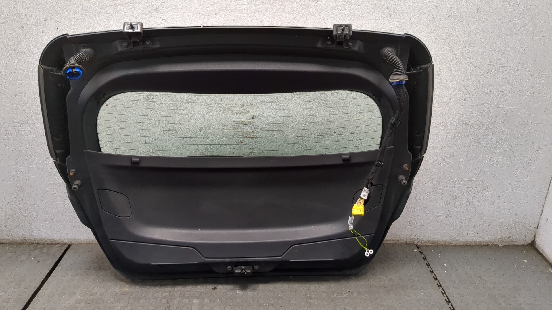 Дверь багажника