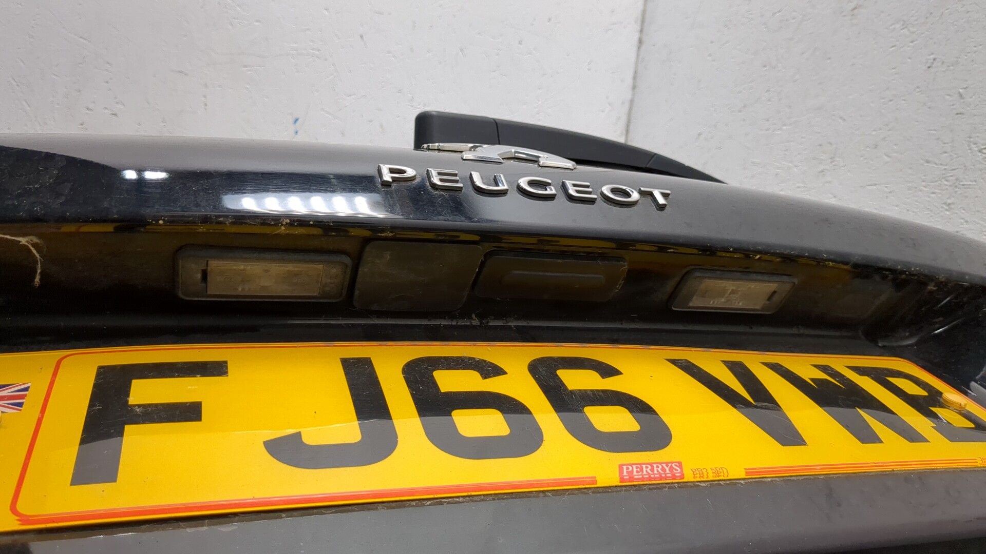 Дверь багажника