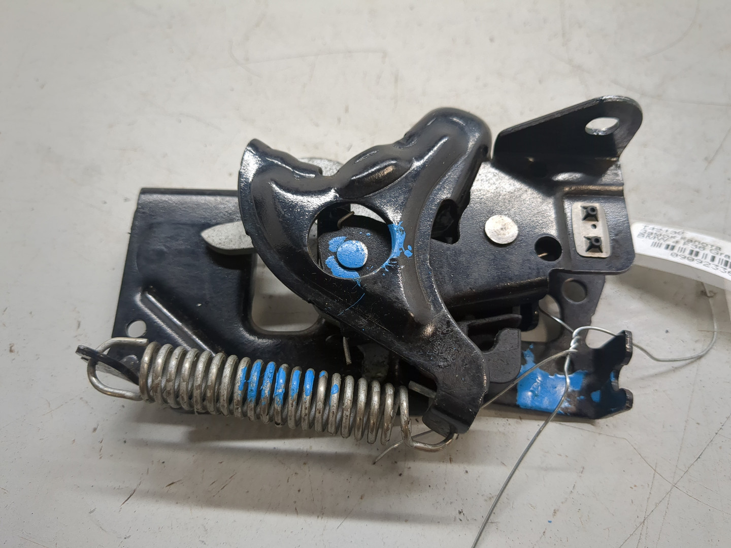 Замок капота