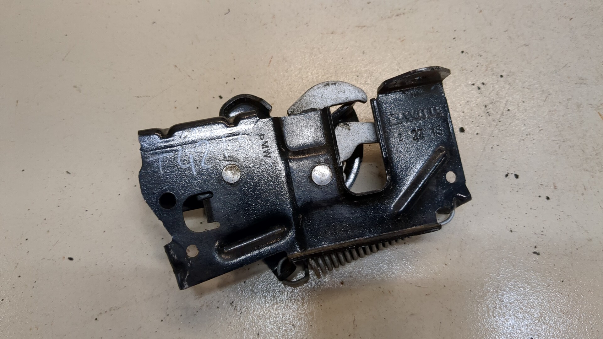 Замок капота