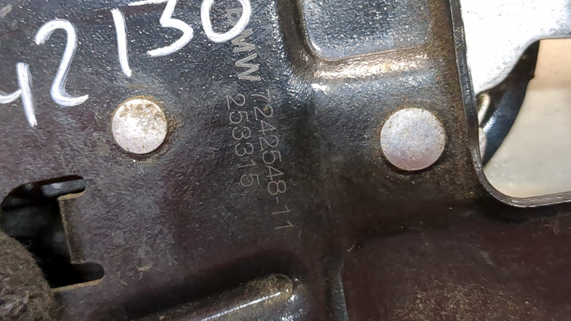 Замок капота