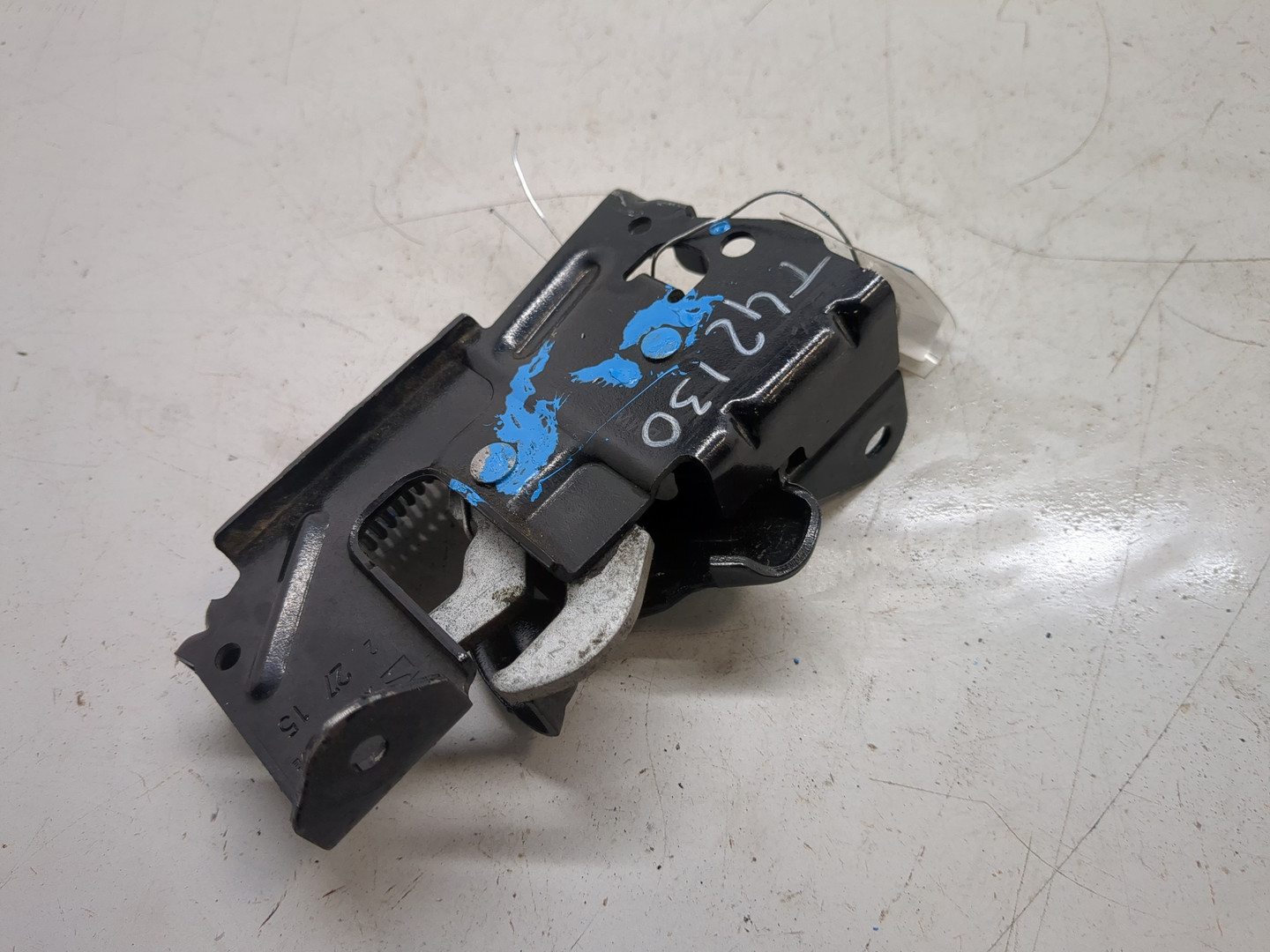 Замок капота