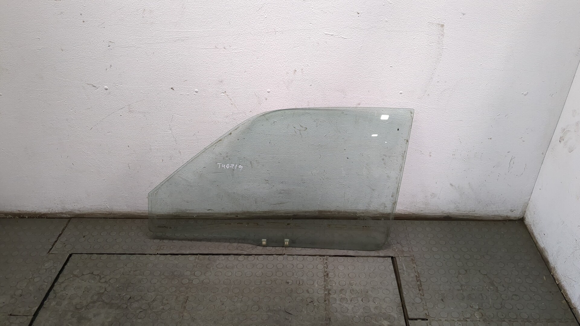 Стекло двери передней левой
