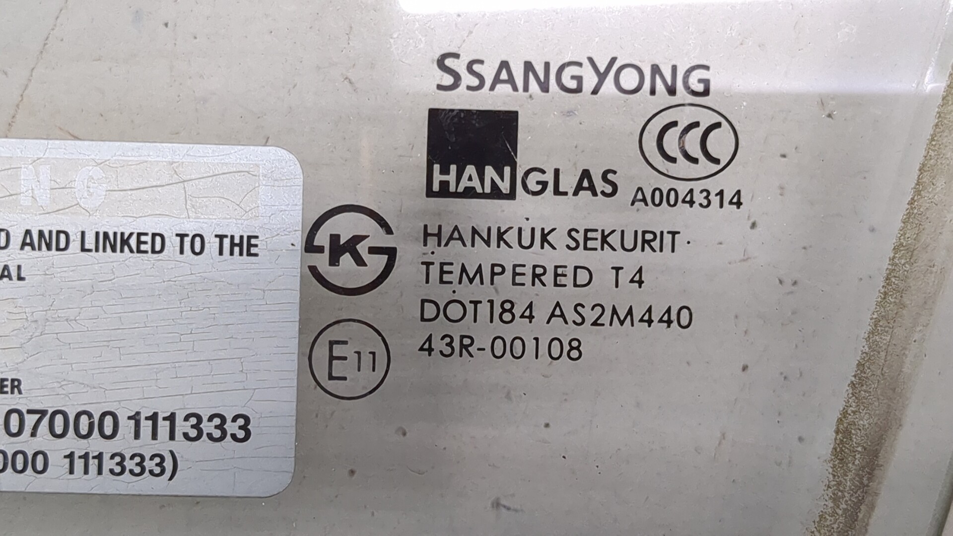 Стекло двери передней левой