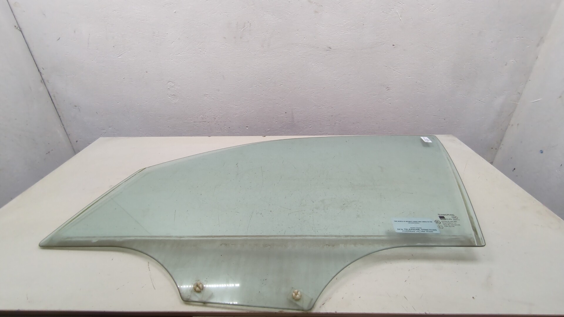 Стекло двери передней левой