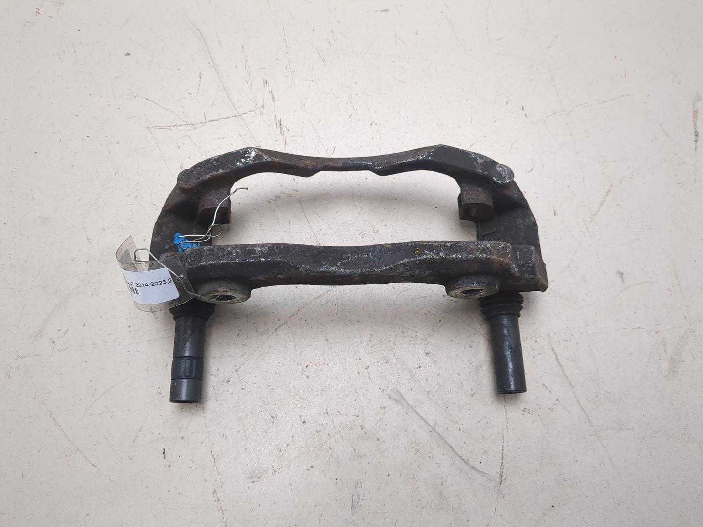 Скоба суппорта переднего правого