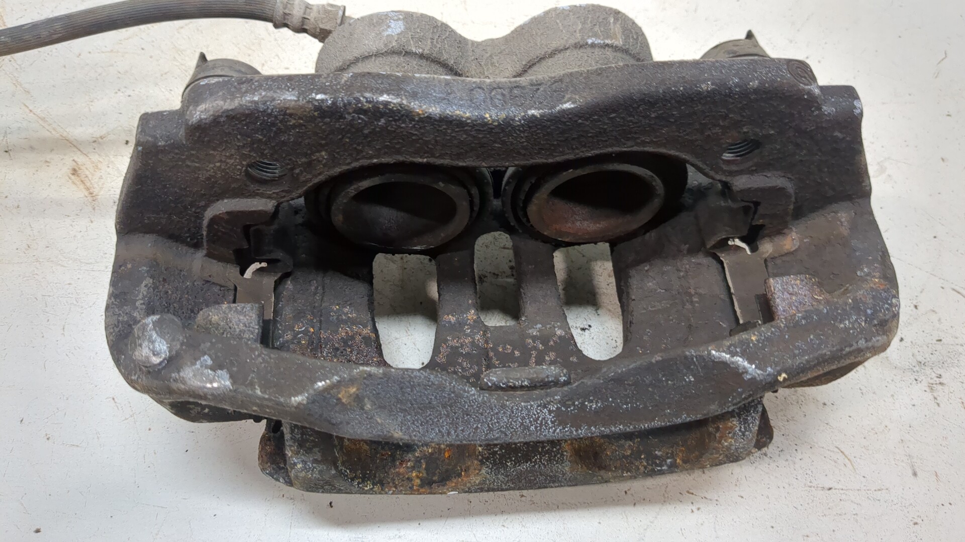 Скоба суппорта переднего правого