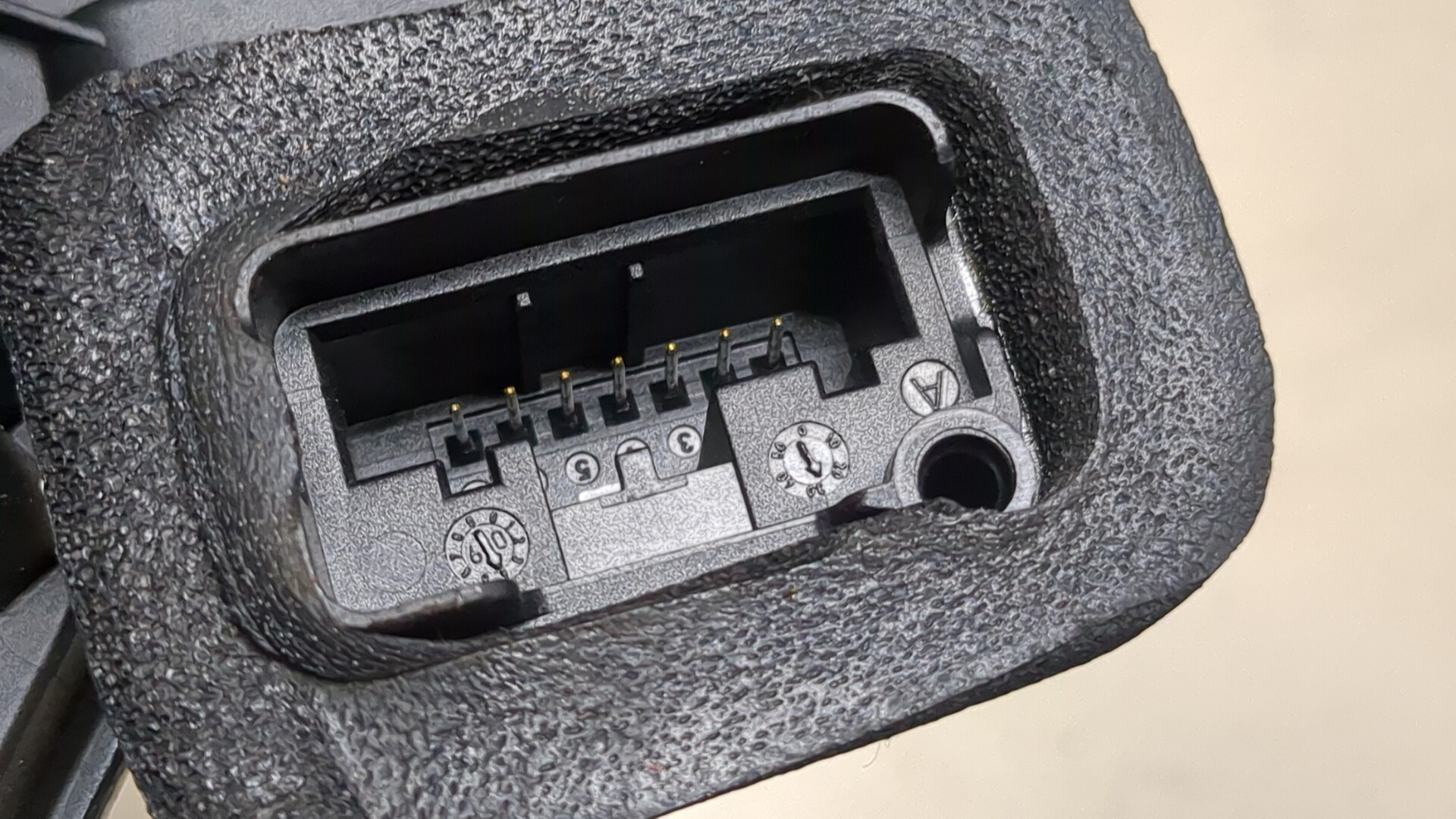 Замок двери передней левой