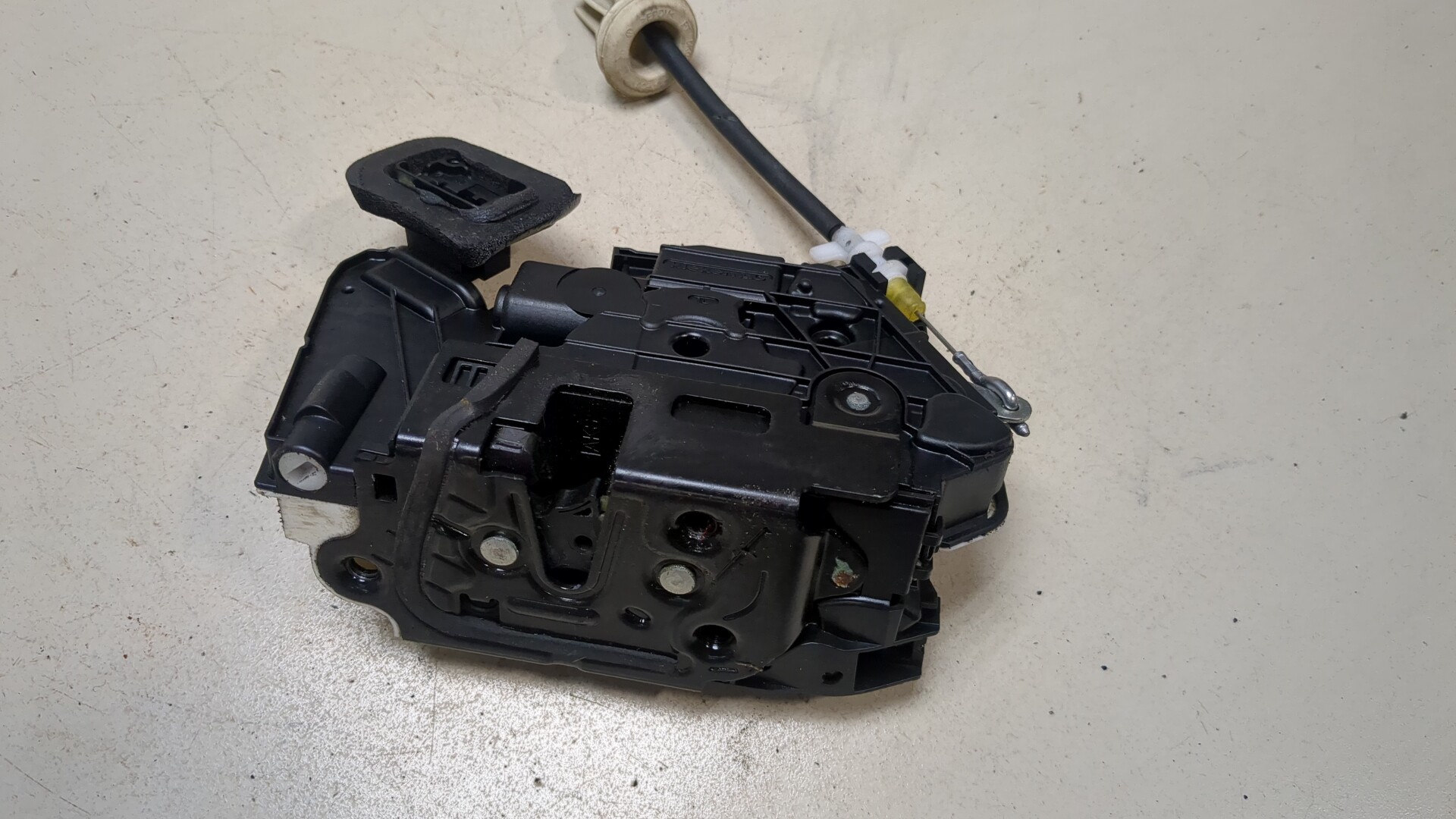 Замок двери передней левой