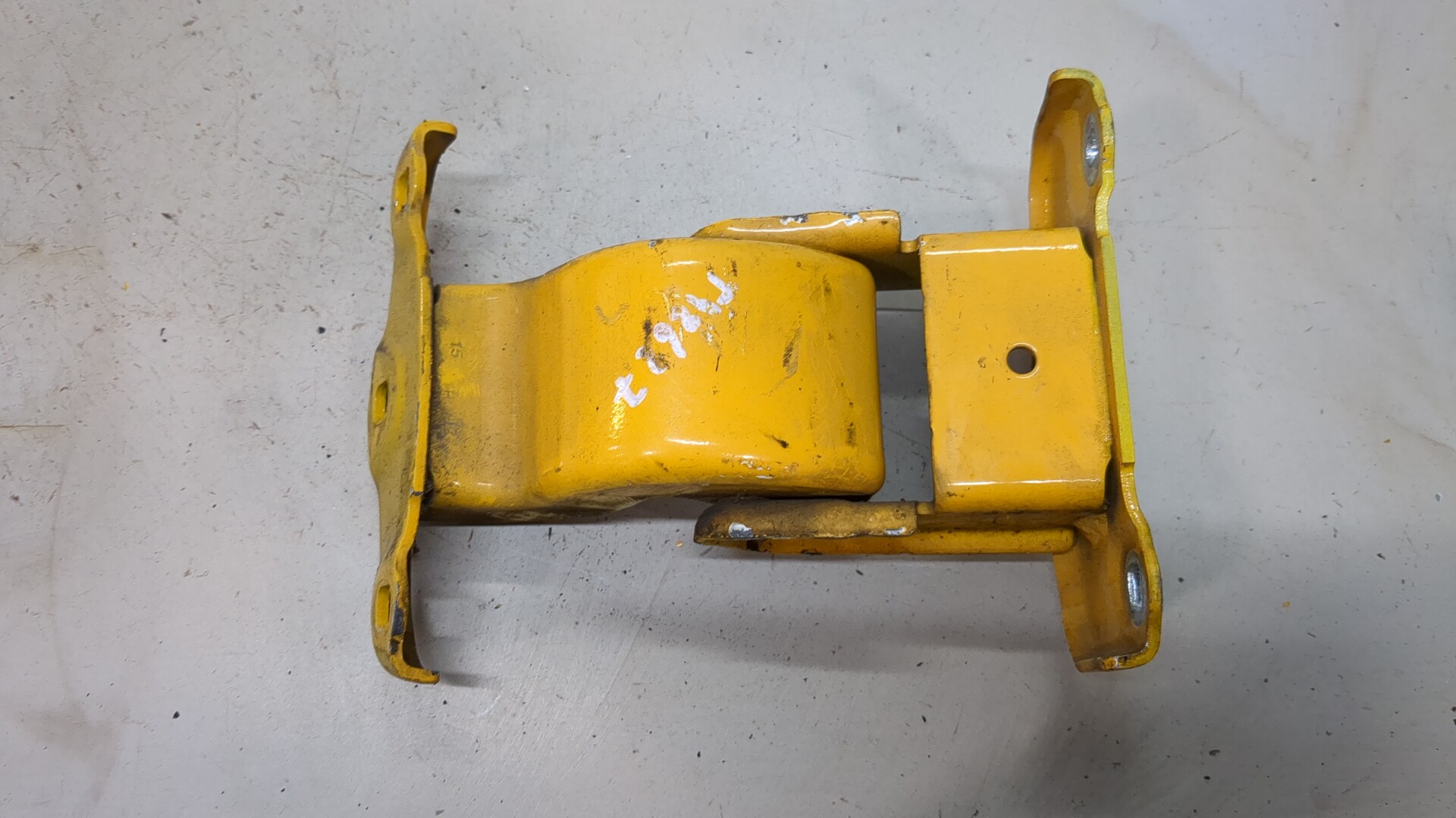 Петля двери