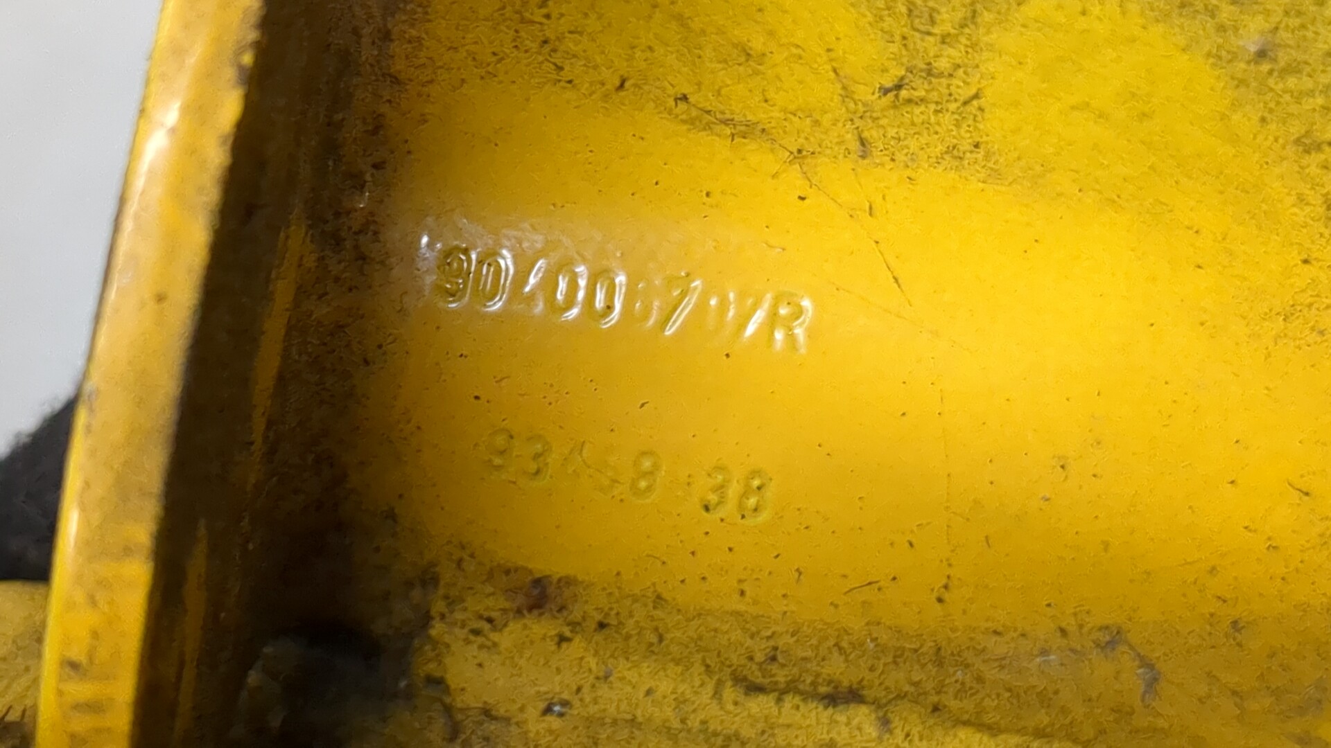 Петля двери