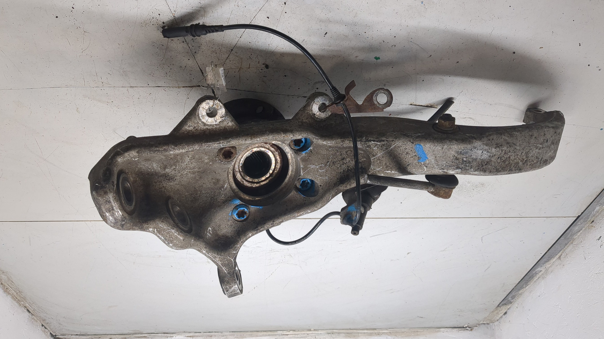 Кулак поворотный передний левый