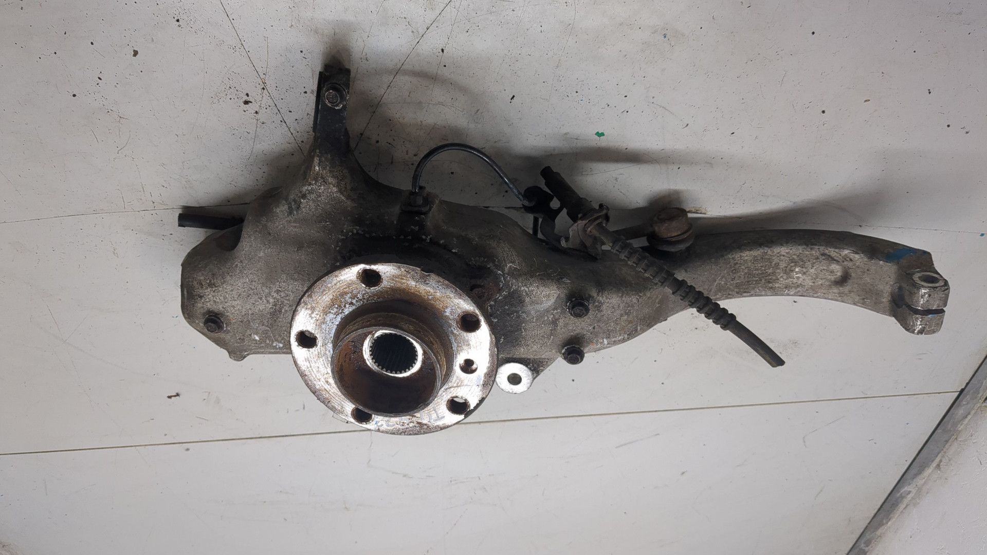 Кулак поворотный передний левый