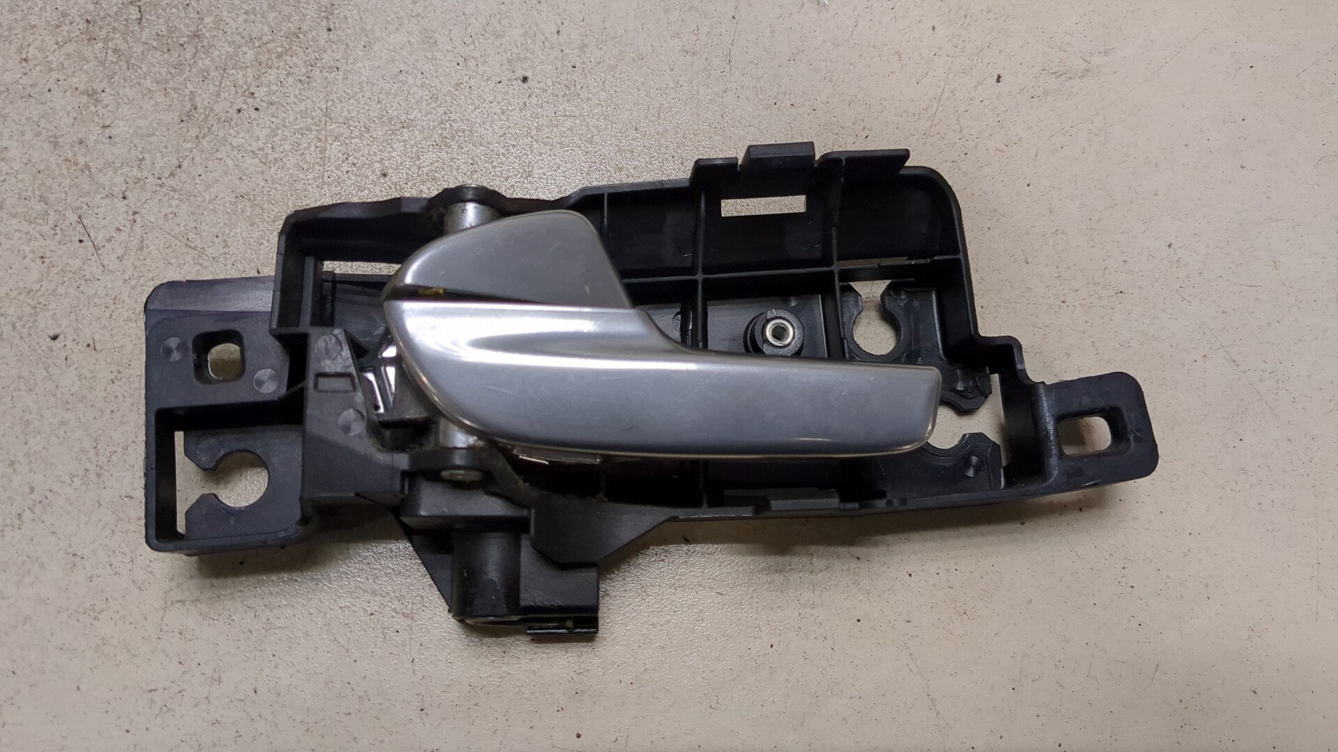 Ручка двери передней внутренняя левая