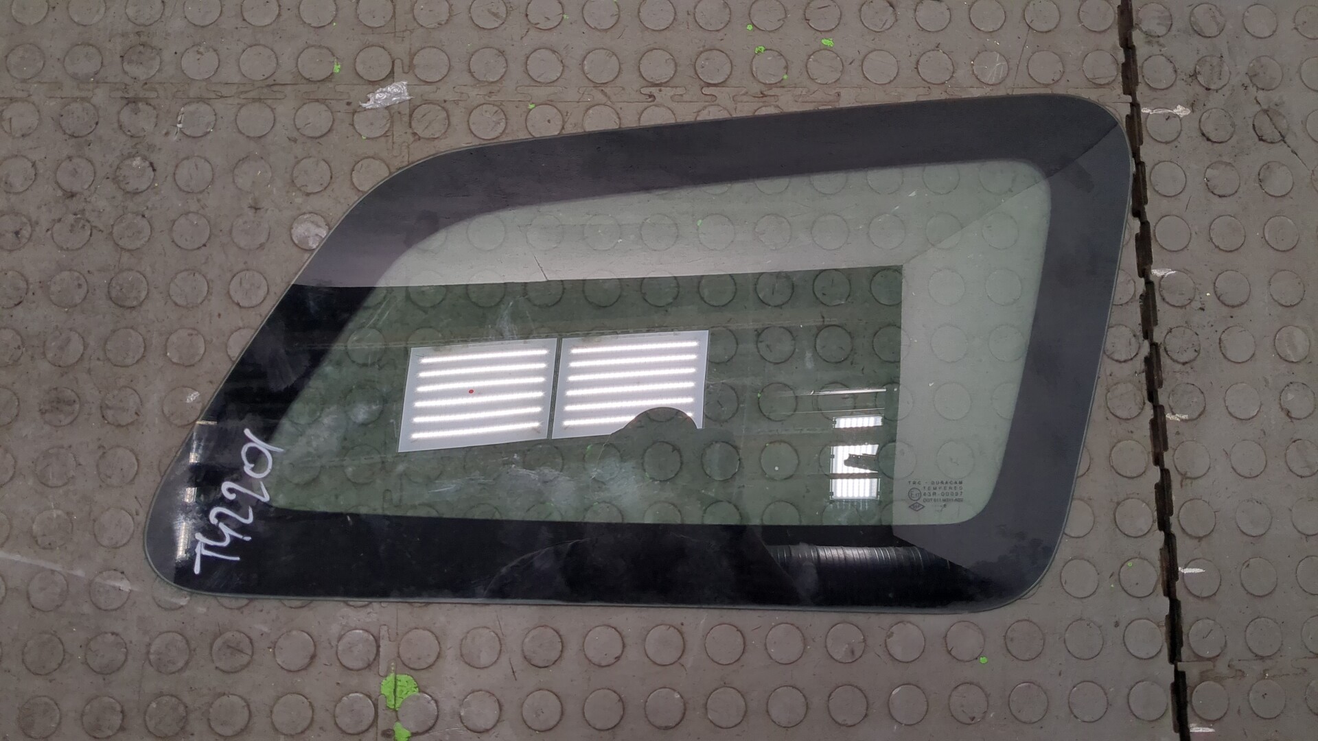 Стекло кузовное глухое правое