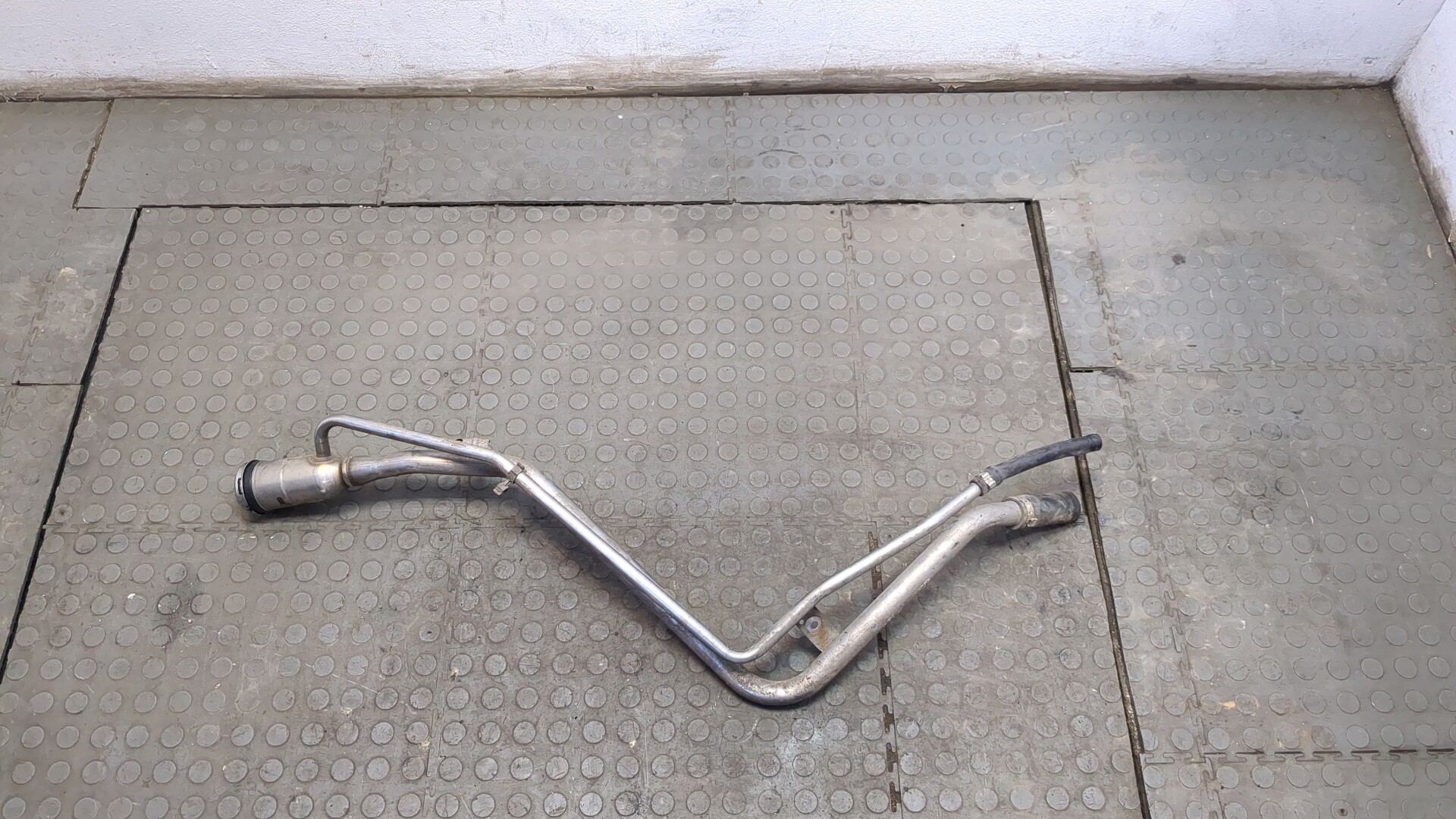 Горловина топливного бака