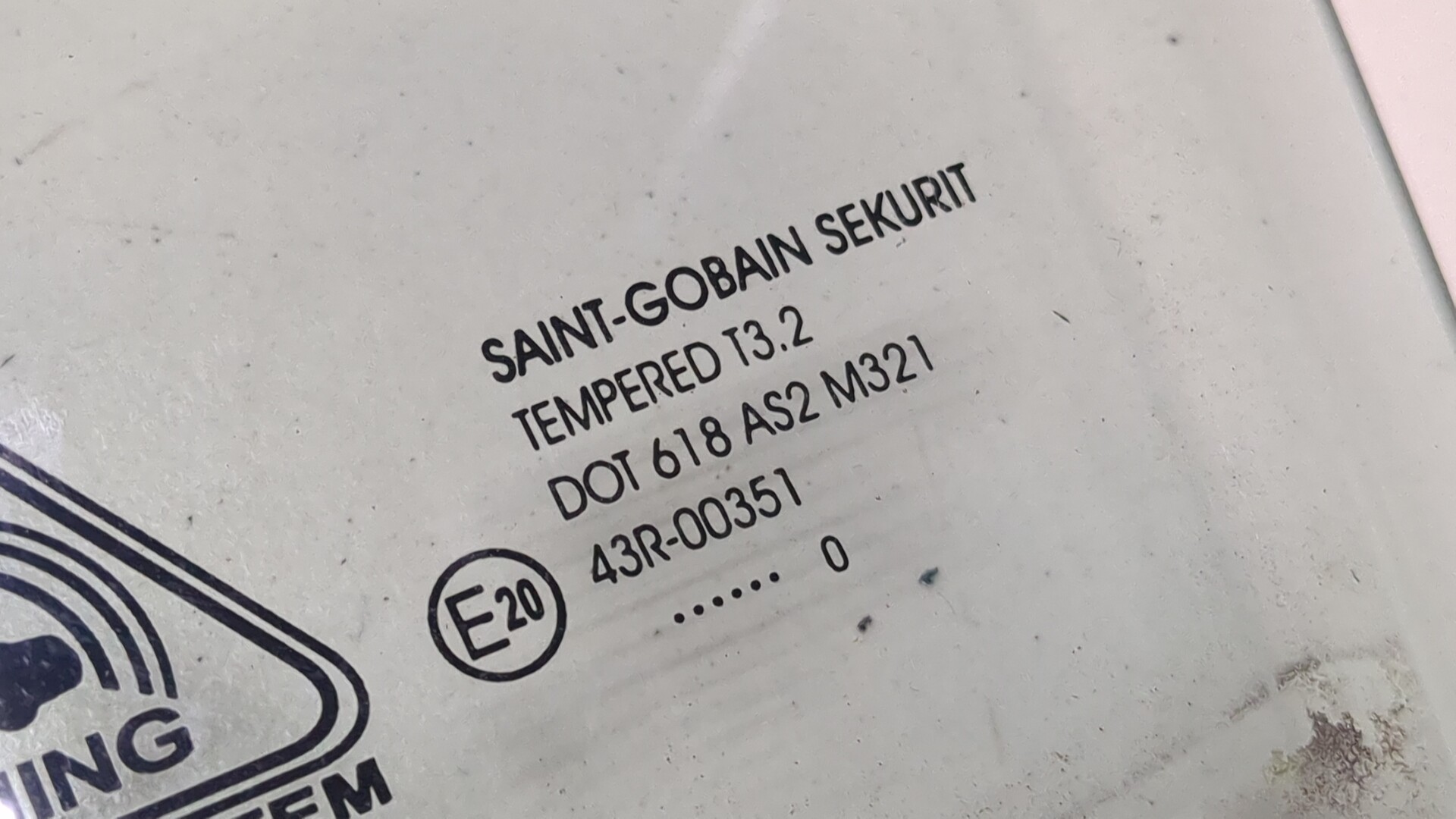 Стекло двери передней левой