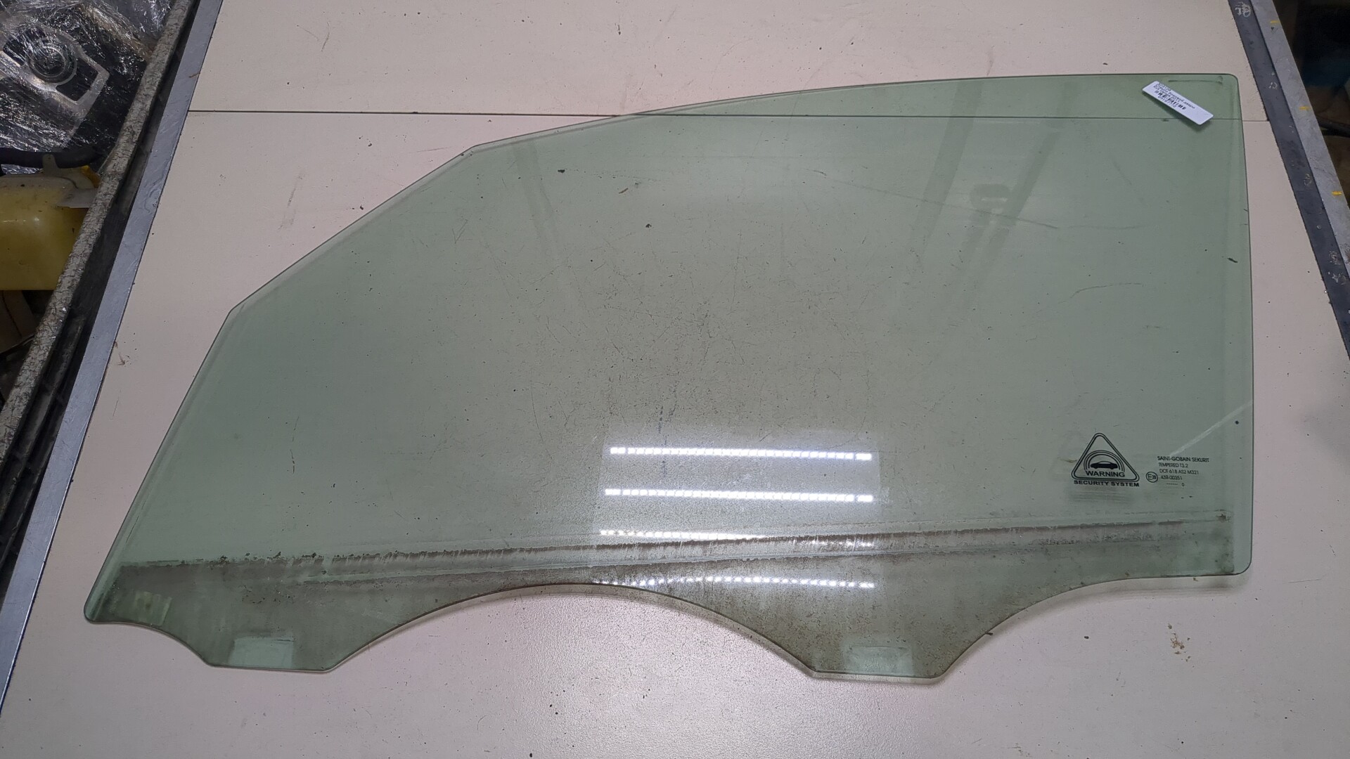 Стекло двери передней левой