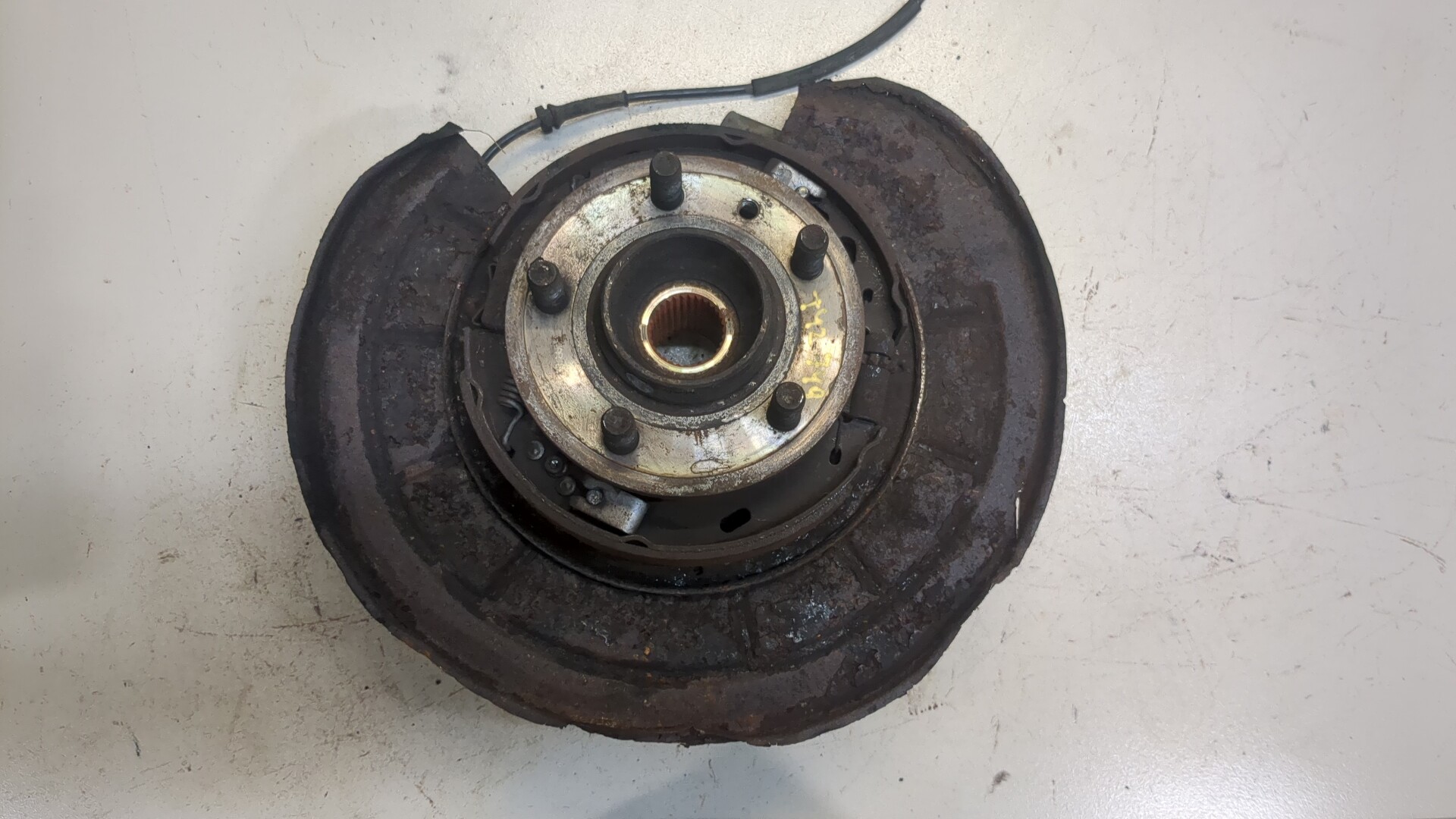 Кулак поворотный задний левый