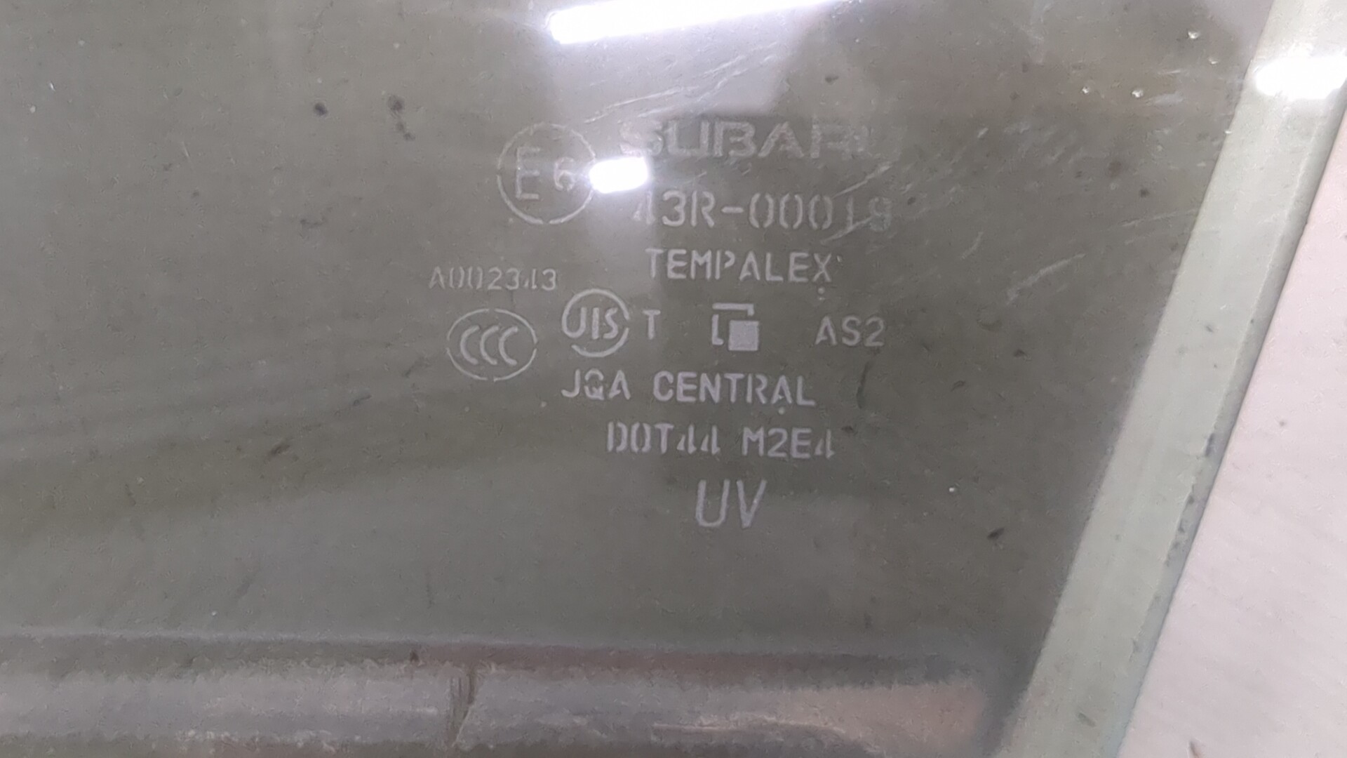 Стекло двери передней левой