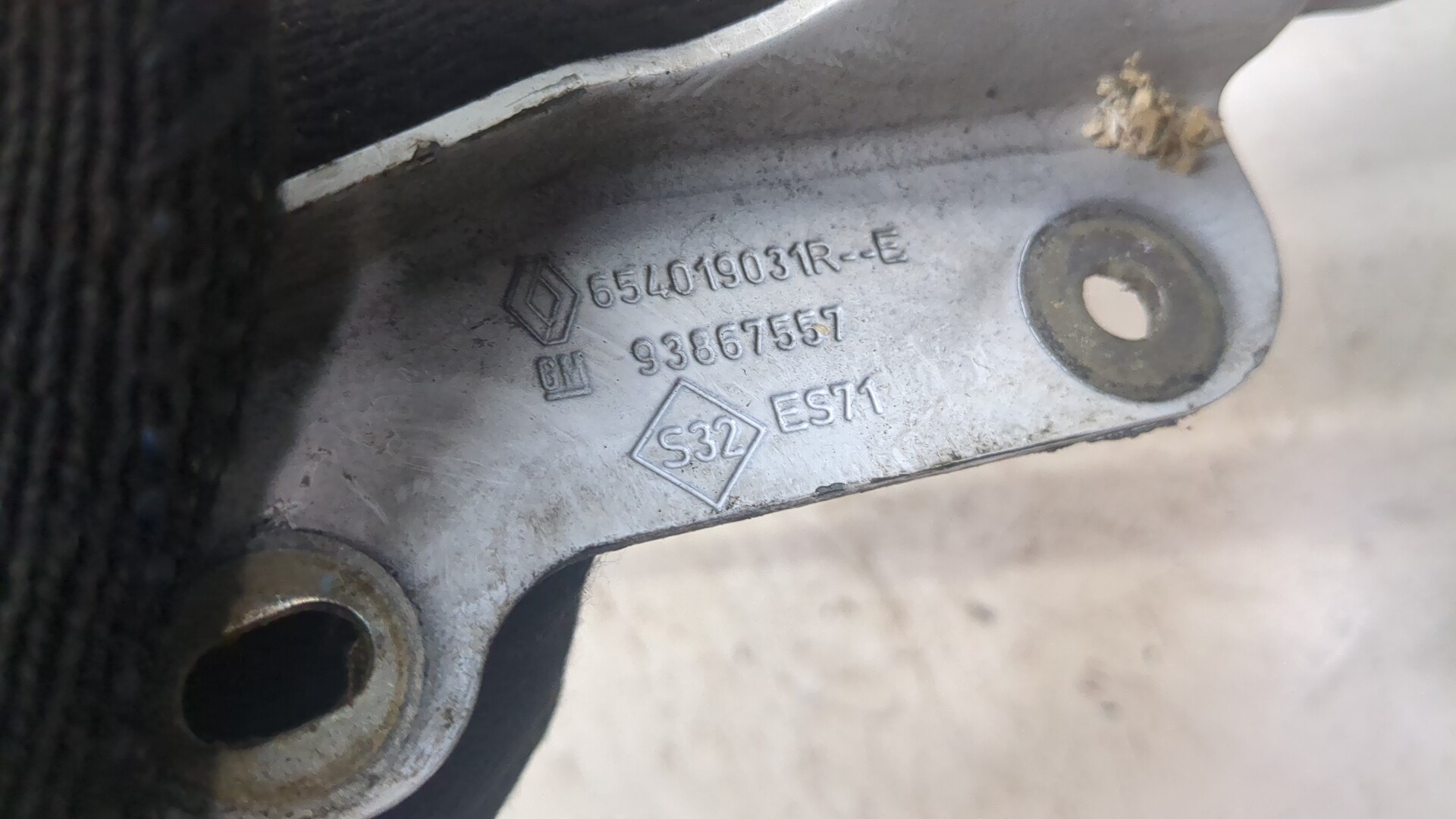 Петля капота левая