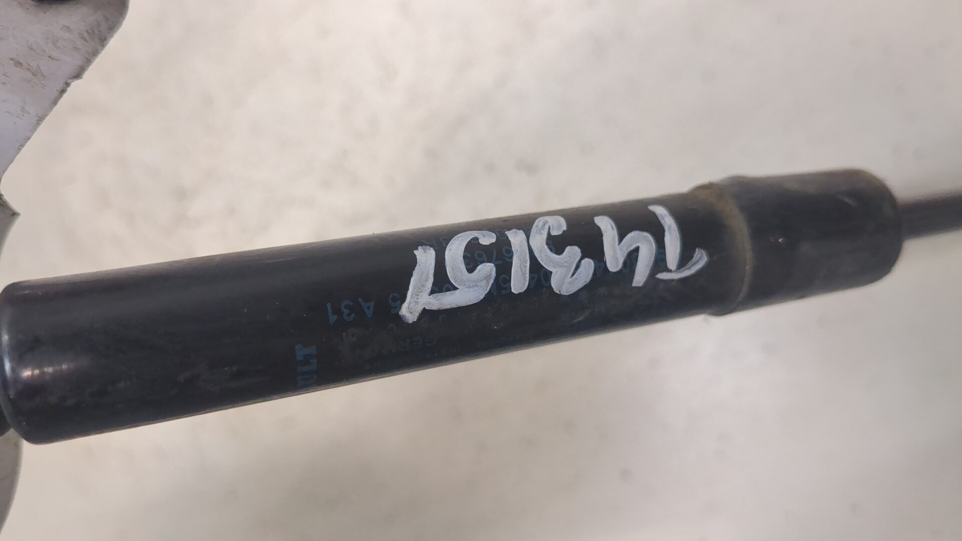 Петля капота правая