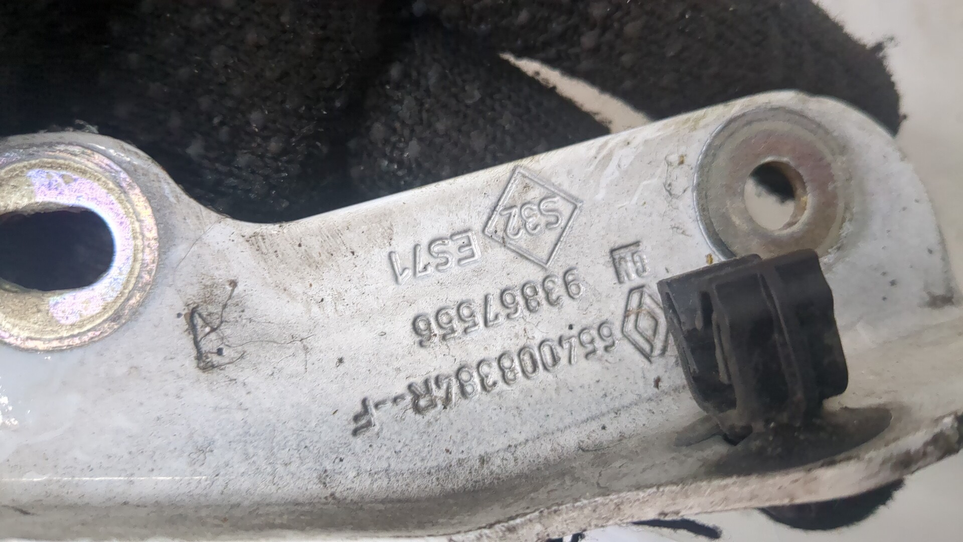 Петля капота правая