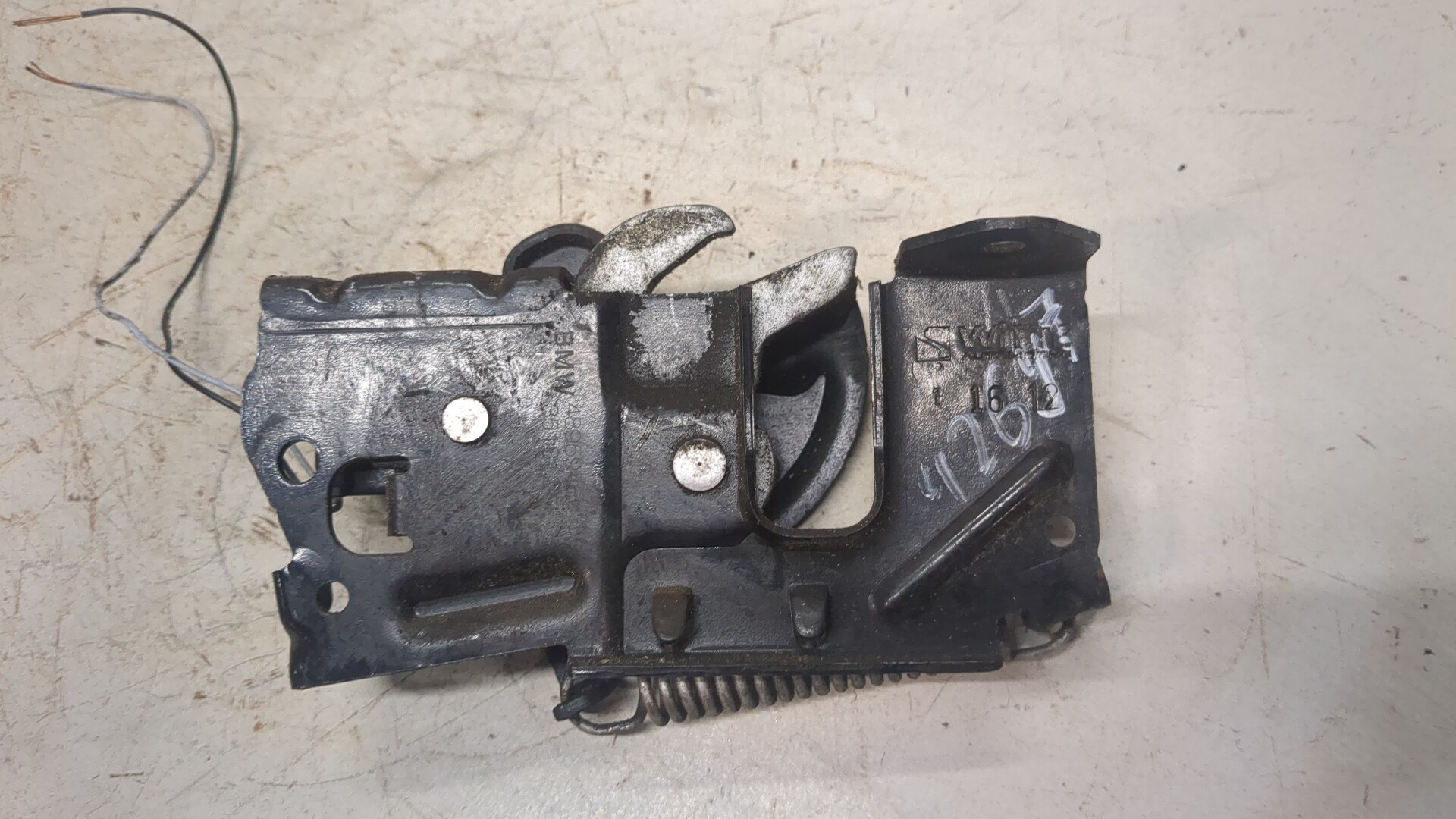 Замок капота