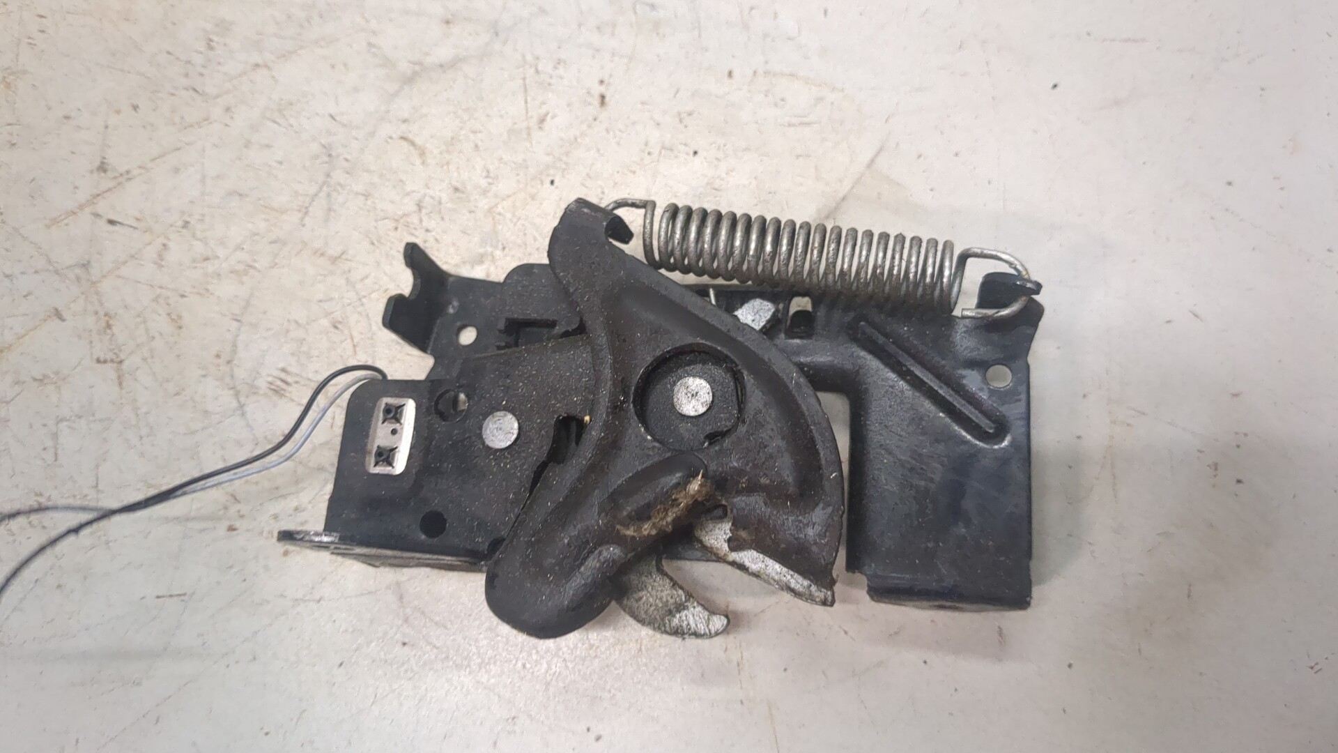 Замок капота