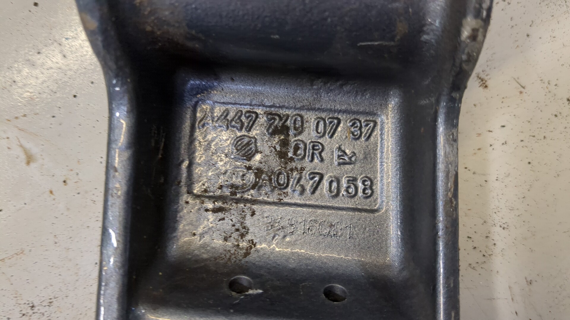 Петля двери