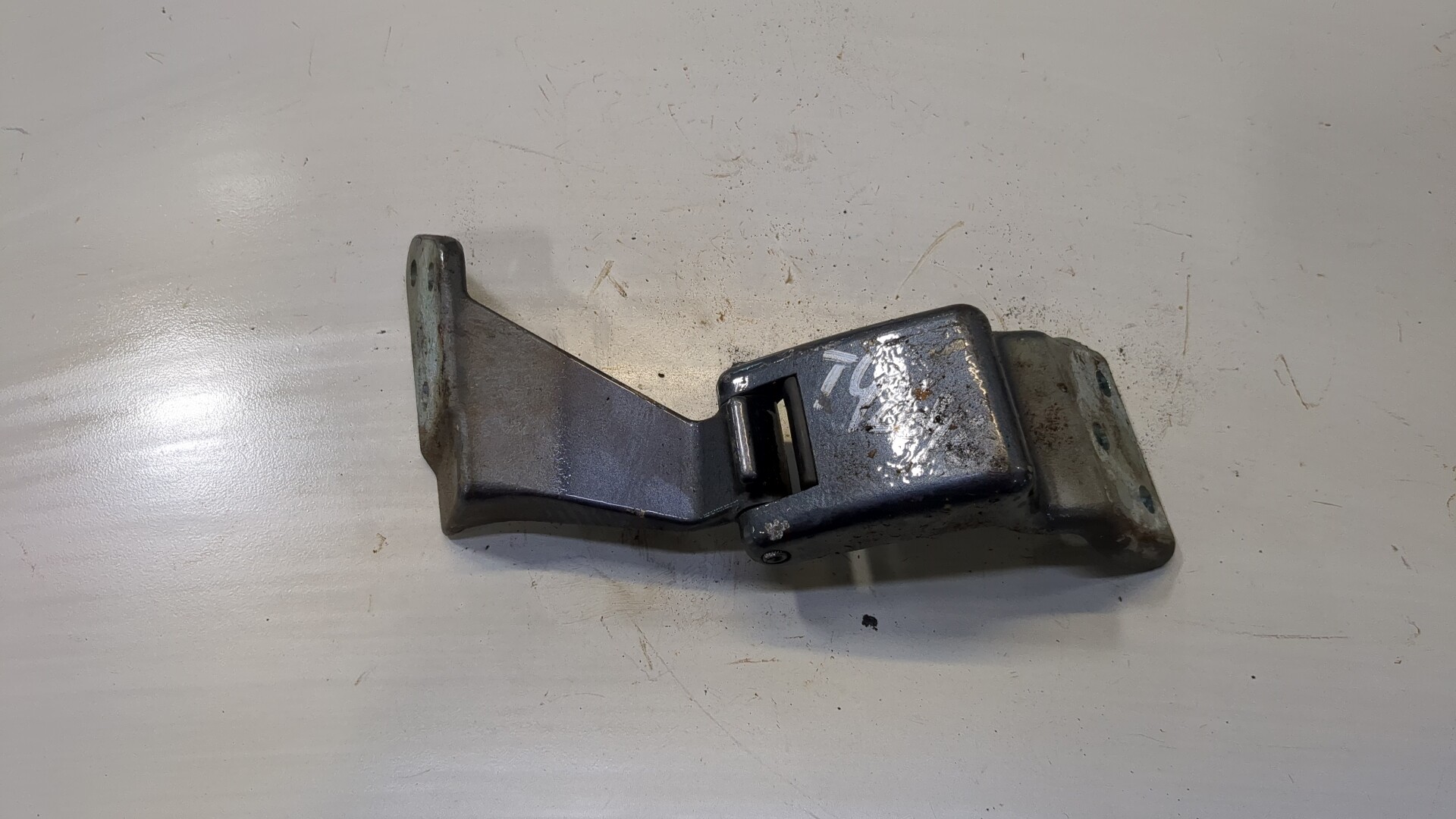 Петля двери