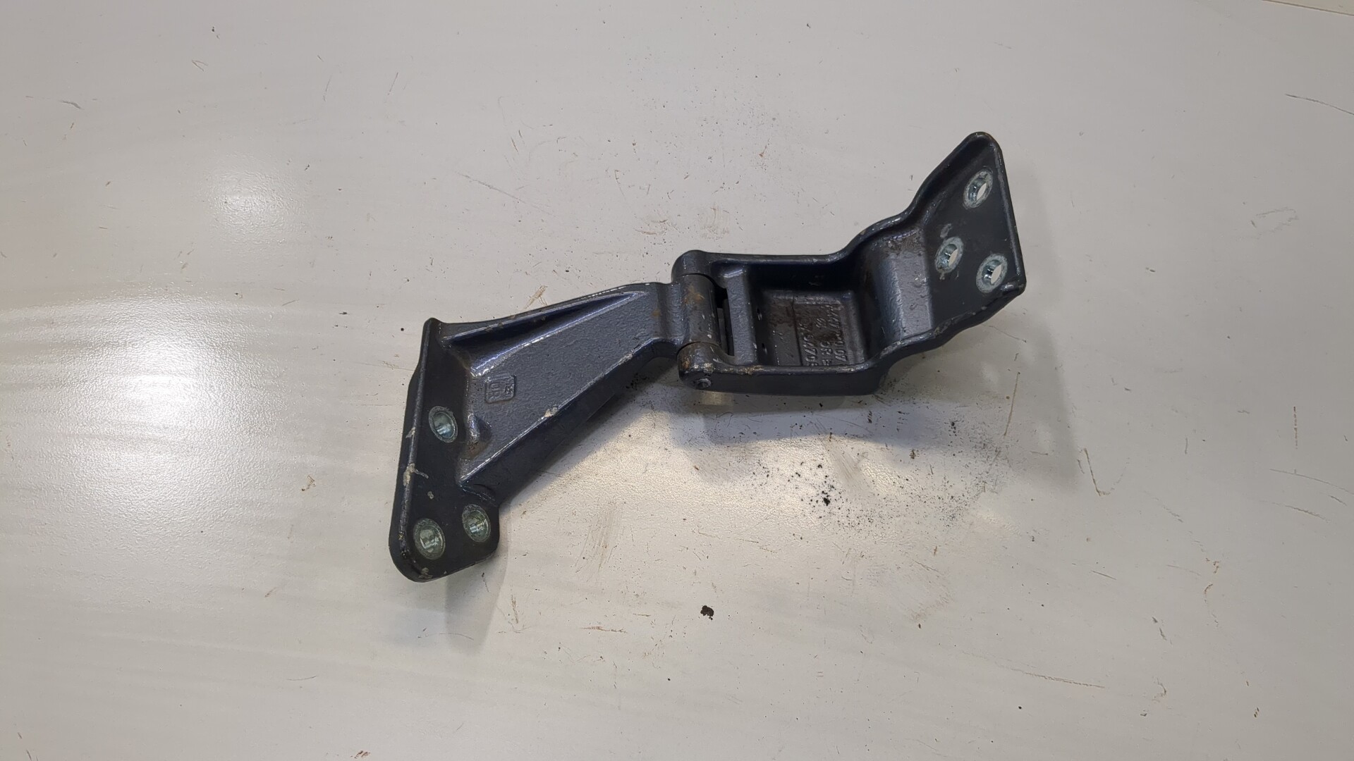 Петля двери